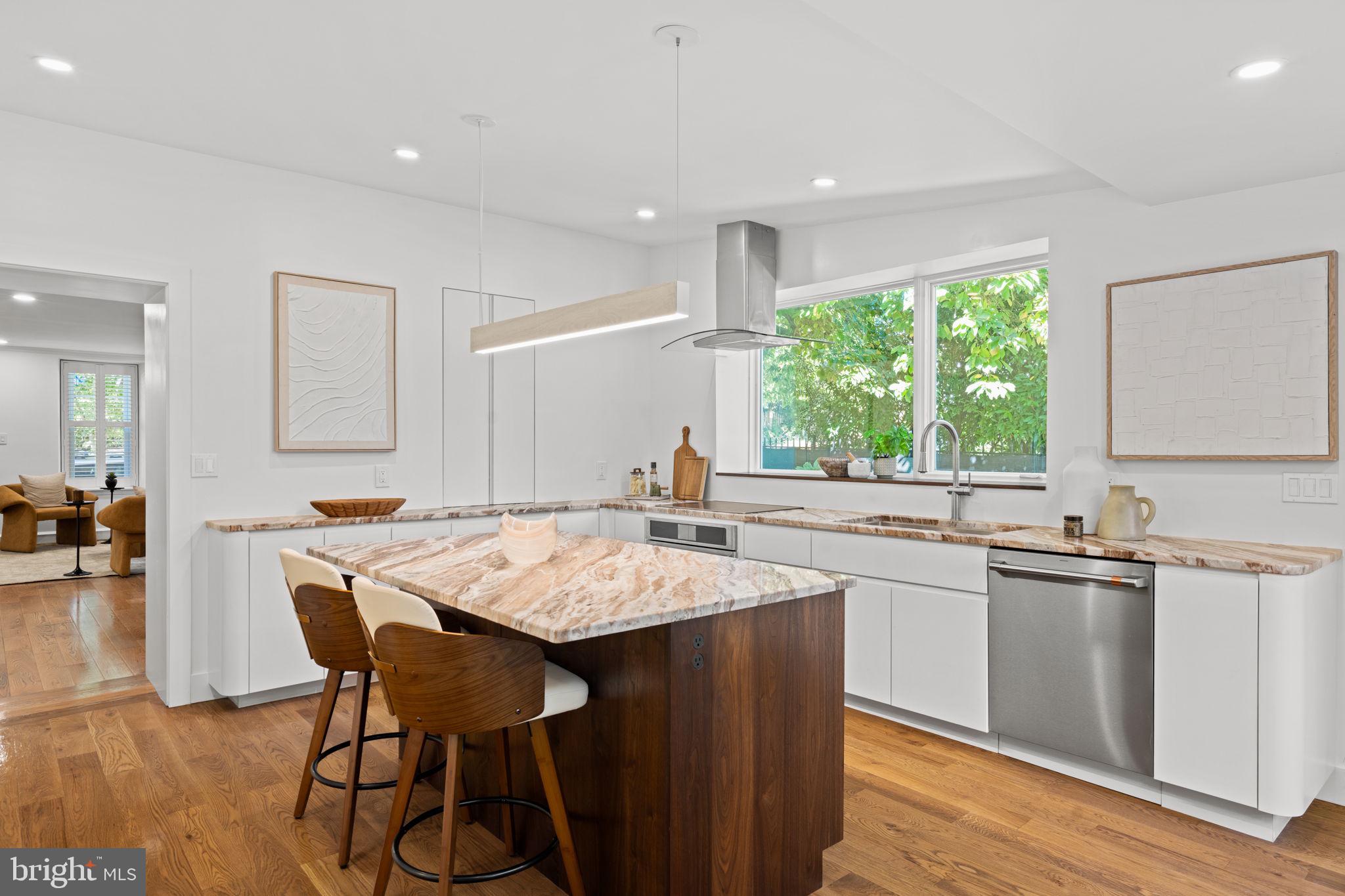 102 W GRAVERS LANE