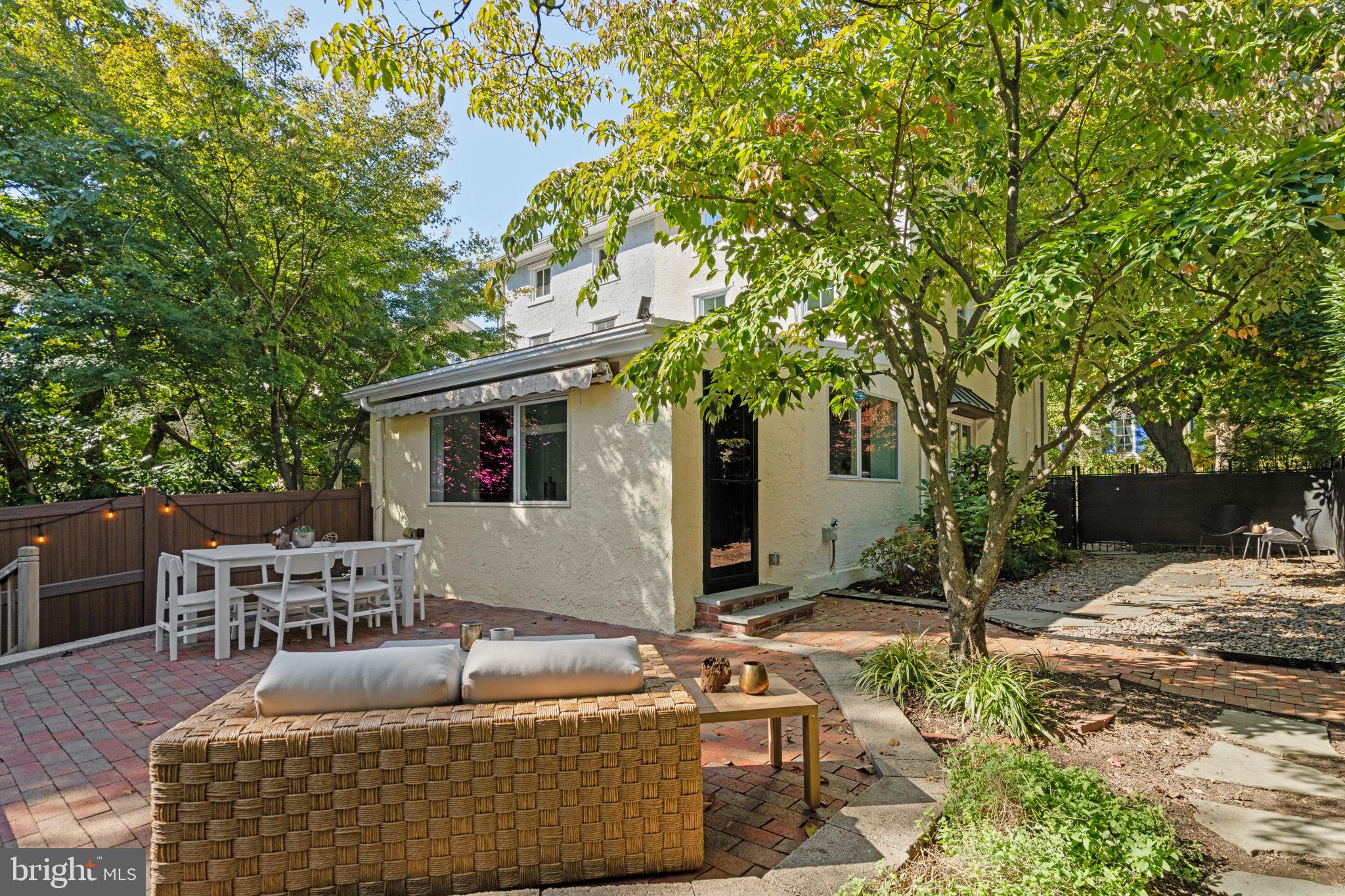 102 W GRAVERS LANE