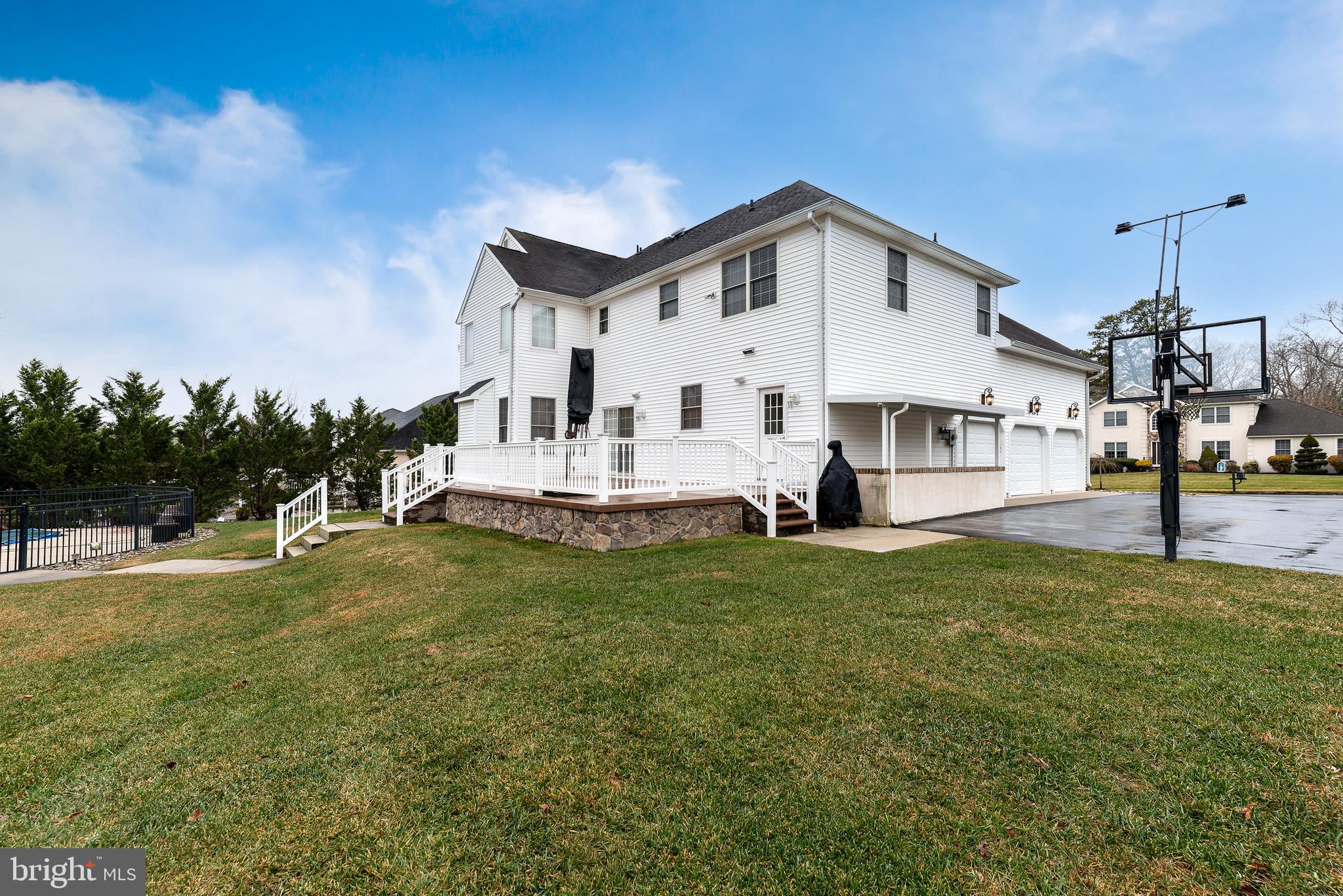 WHISPERING WOODS - Residential