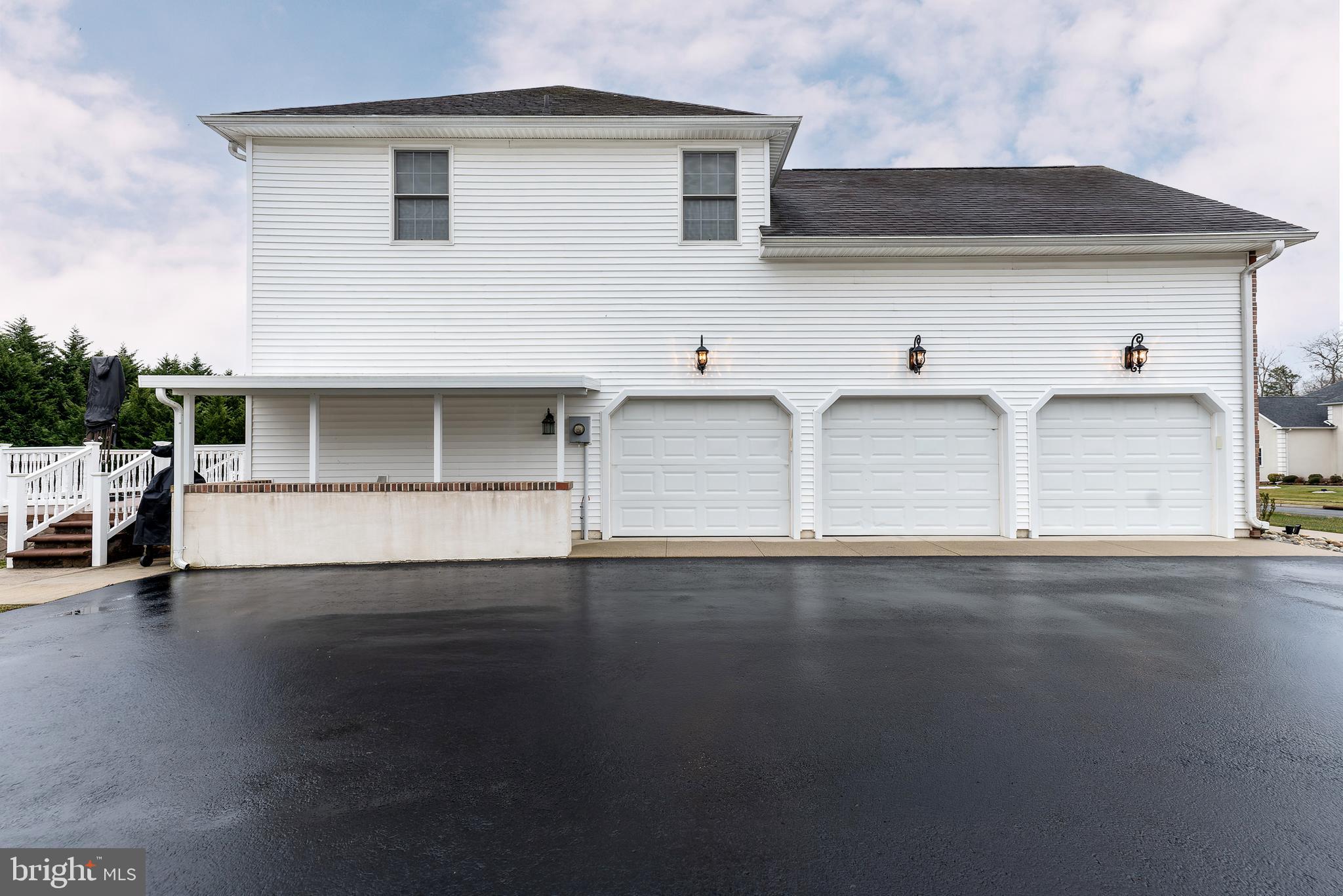 1869 WHISPERING WOODS WAY