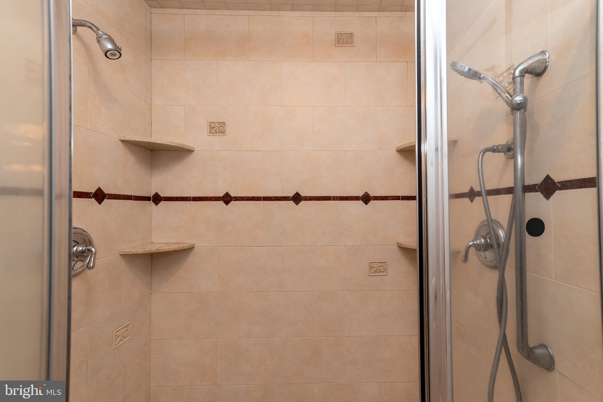 WHISPERING WOODS - Residential