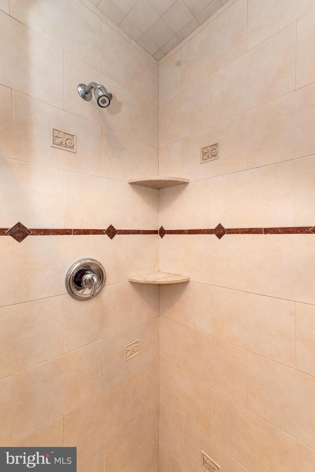 WHISPERING WOODS - Residential