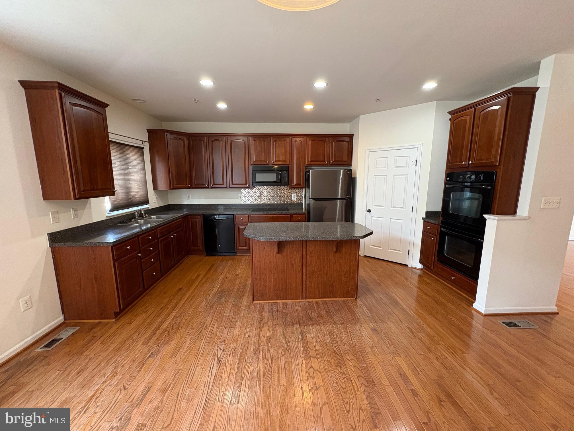 DIXON SQUARE - Residential