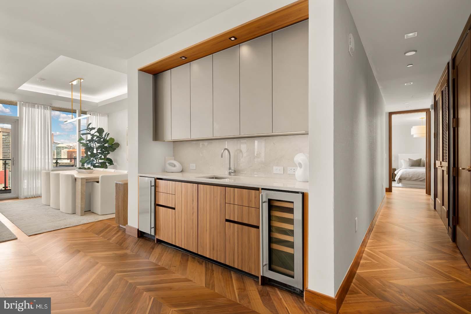 FOUR SEASONS PRIVATE RESIDENCES - Residential