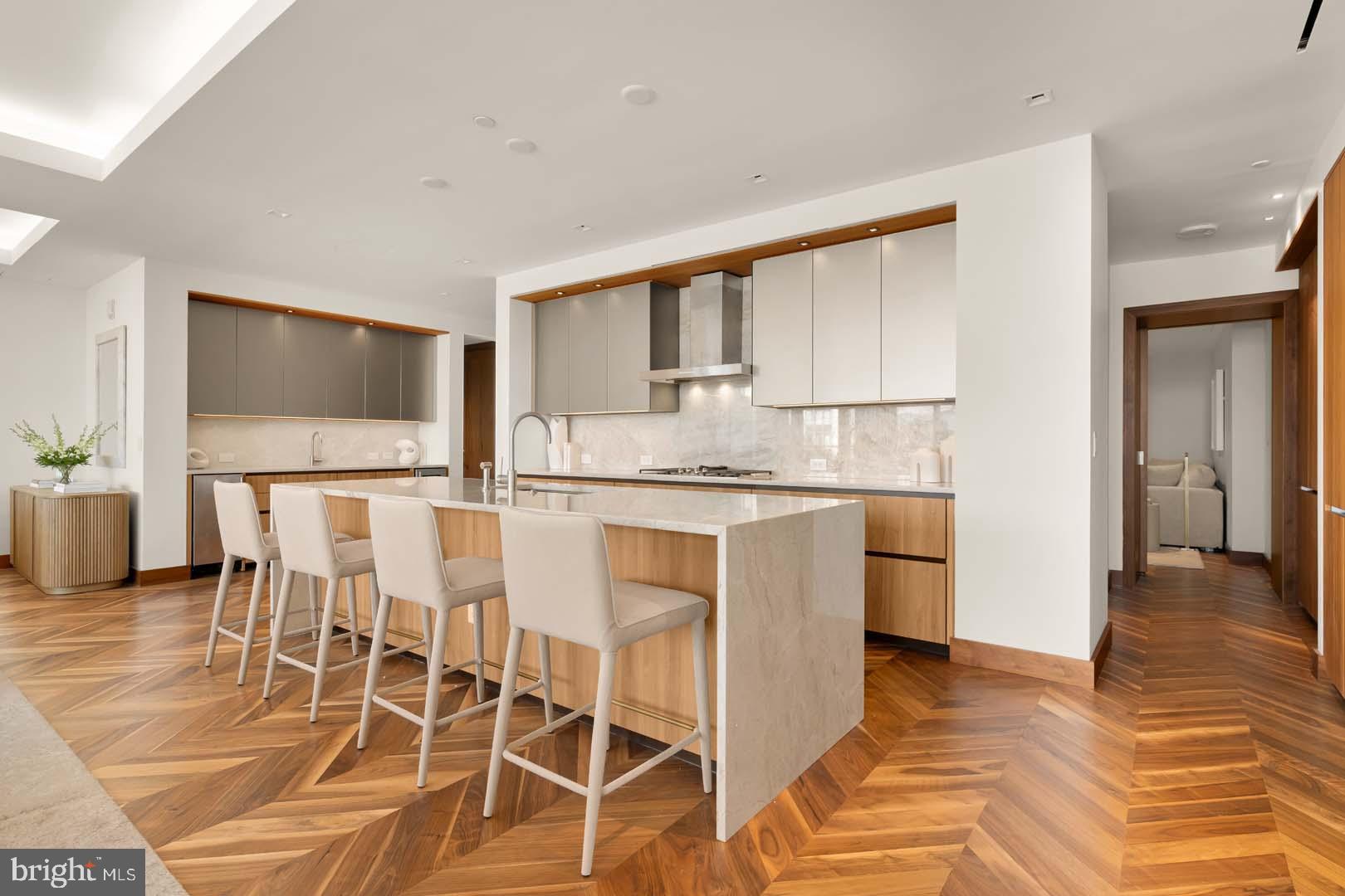 FOUR SEASONS PRIVATE RESIDENCES - Residential