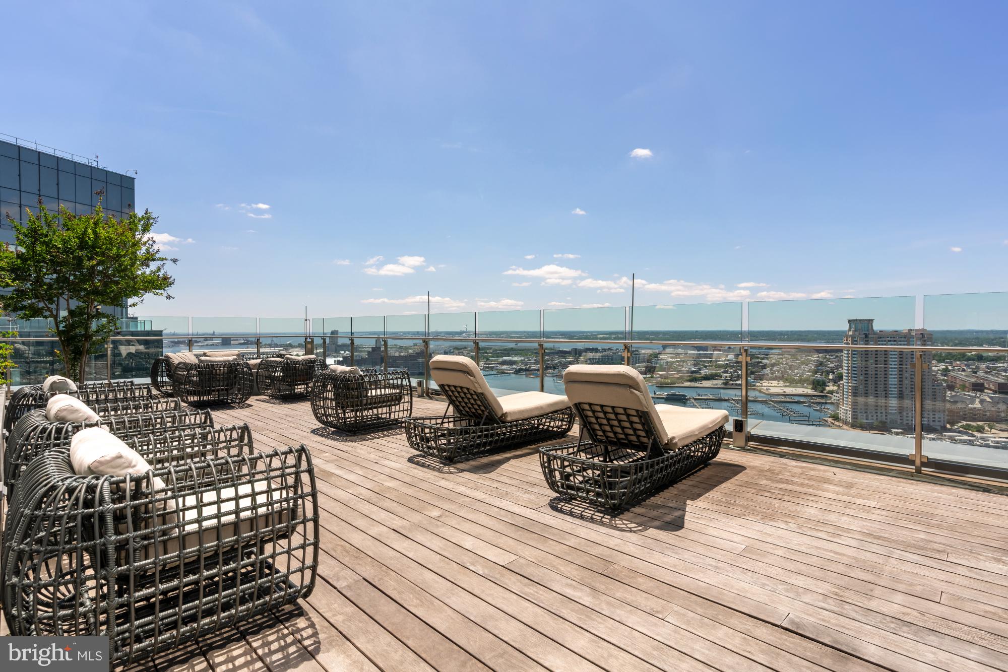 FOUR SEASONS PRIVATE RESIDENCES - Residential