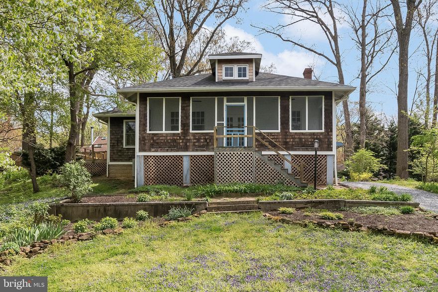 Charming,  2 Bedroom beach cottage with winter water views! Hardwood floors, vaulted & 10ft ceilings, generous sized front porch with built-in bench seating, exterior decks & is located on an extra-large private lot in the fabulous Round Bay Community. Light filled and updated kitchen.  Master bedroom with full bath. Parking for all your guests! Large walkout basement for storage. Incredible community beaches, 3 docks, tennis courts, bike trails & more just a few steps away! House sold in "as is" condition.