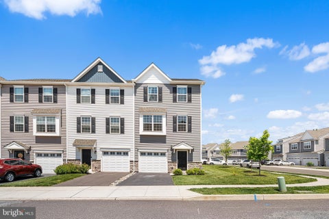 Townhouse For Sale - 421 Ridgewood Drive<br/> Montgomery County, ROYERSFORD, PA 19468