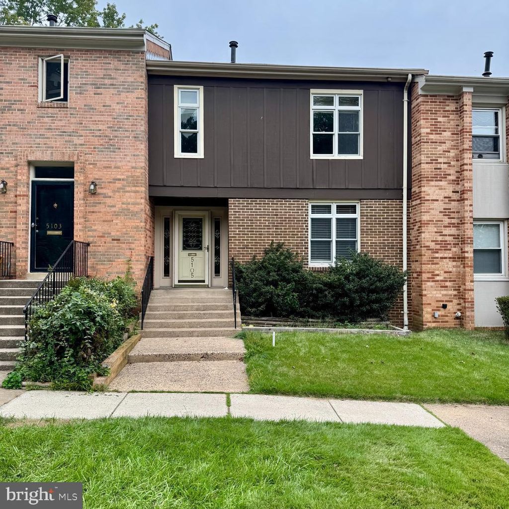 Photo of 5105 Overlook Park, ANNANDALE, VA 22003 (MLS # VAFX2270194)
