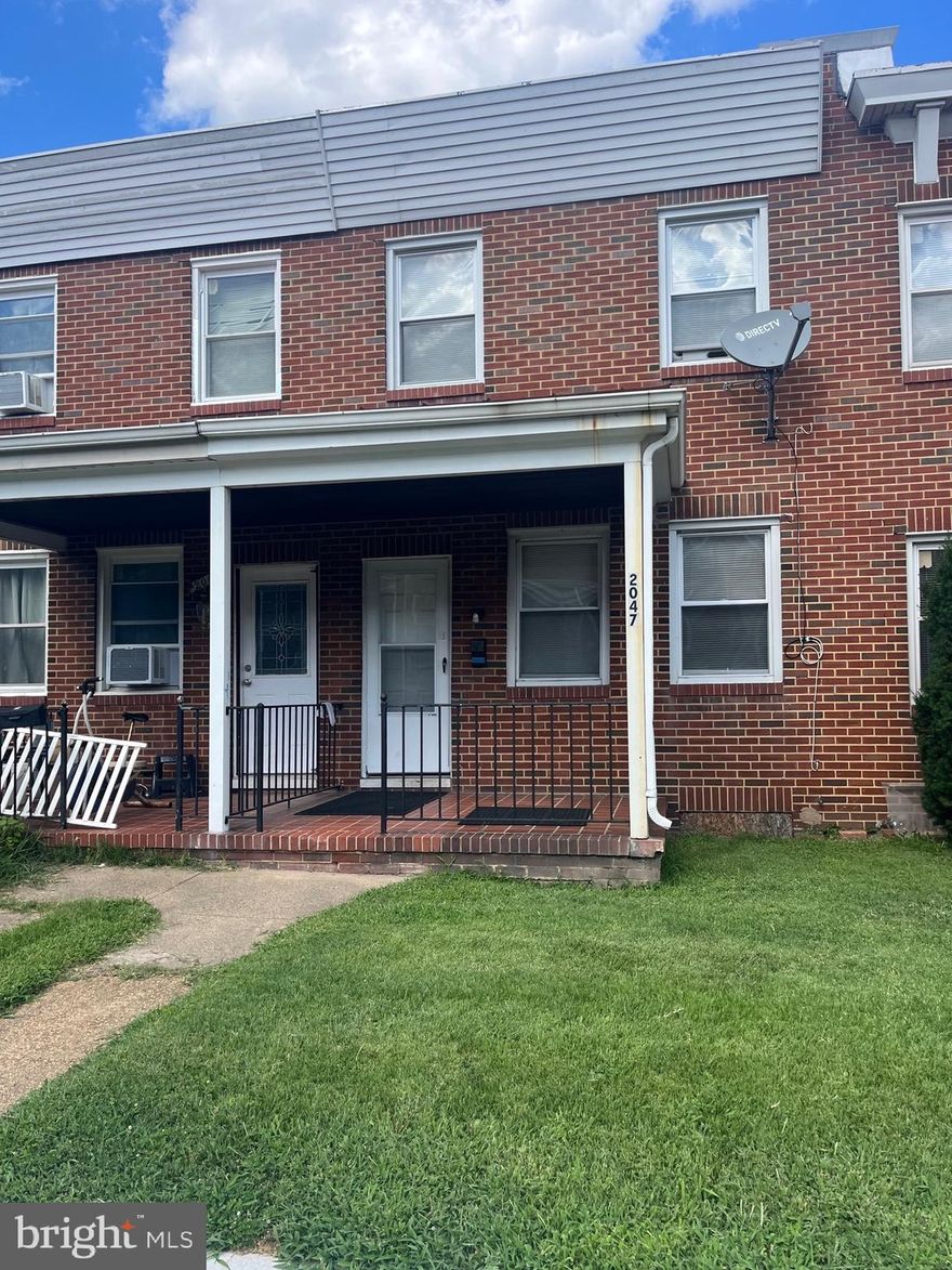 INVESTORS THIS PROPERTY IS FOR YOU!  PROPERTY IS A TRUN KEY UNIT WITH PAYING TENANTS RENT OF $1200 A MONTH.  SELLER WILL PRESENT LEDGERS UPON REQUEST.  THREE BED AND ONE BATH! THIS A GREAT PROPERTY FOR NEW INVESTORS OR SEASONED INVESTORS!  SHOWINGS REQUIRE 24 HOUR MINIMUM NOTICE TO ALERT CURRENT RESIDENTS!  SCHEDULE YOUR SHOWING TODAY!