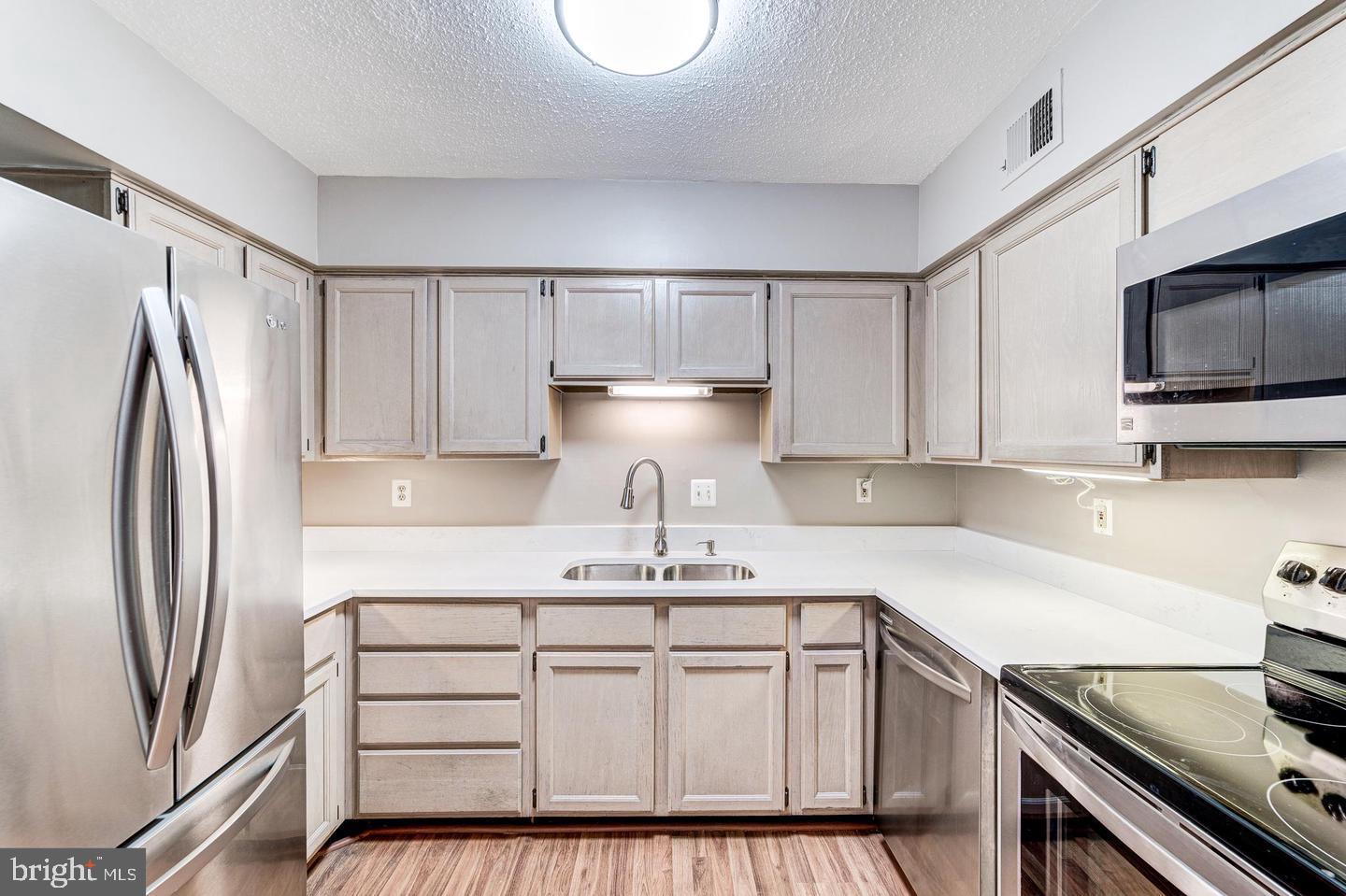 CHATEAUX CONDO - Residential Lease