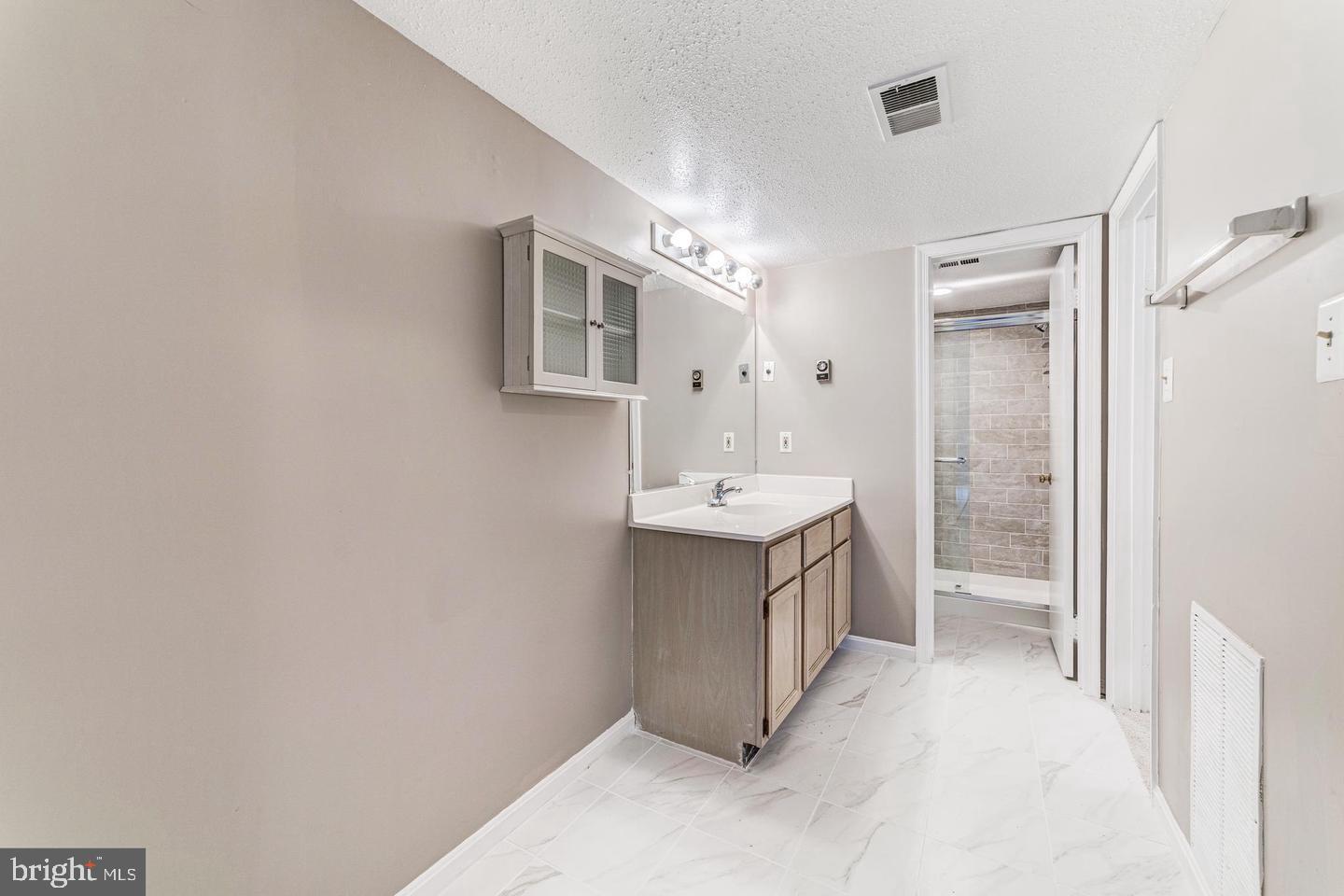 CHATEAUX CONDO - Residential Lease