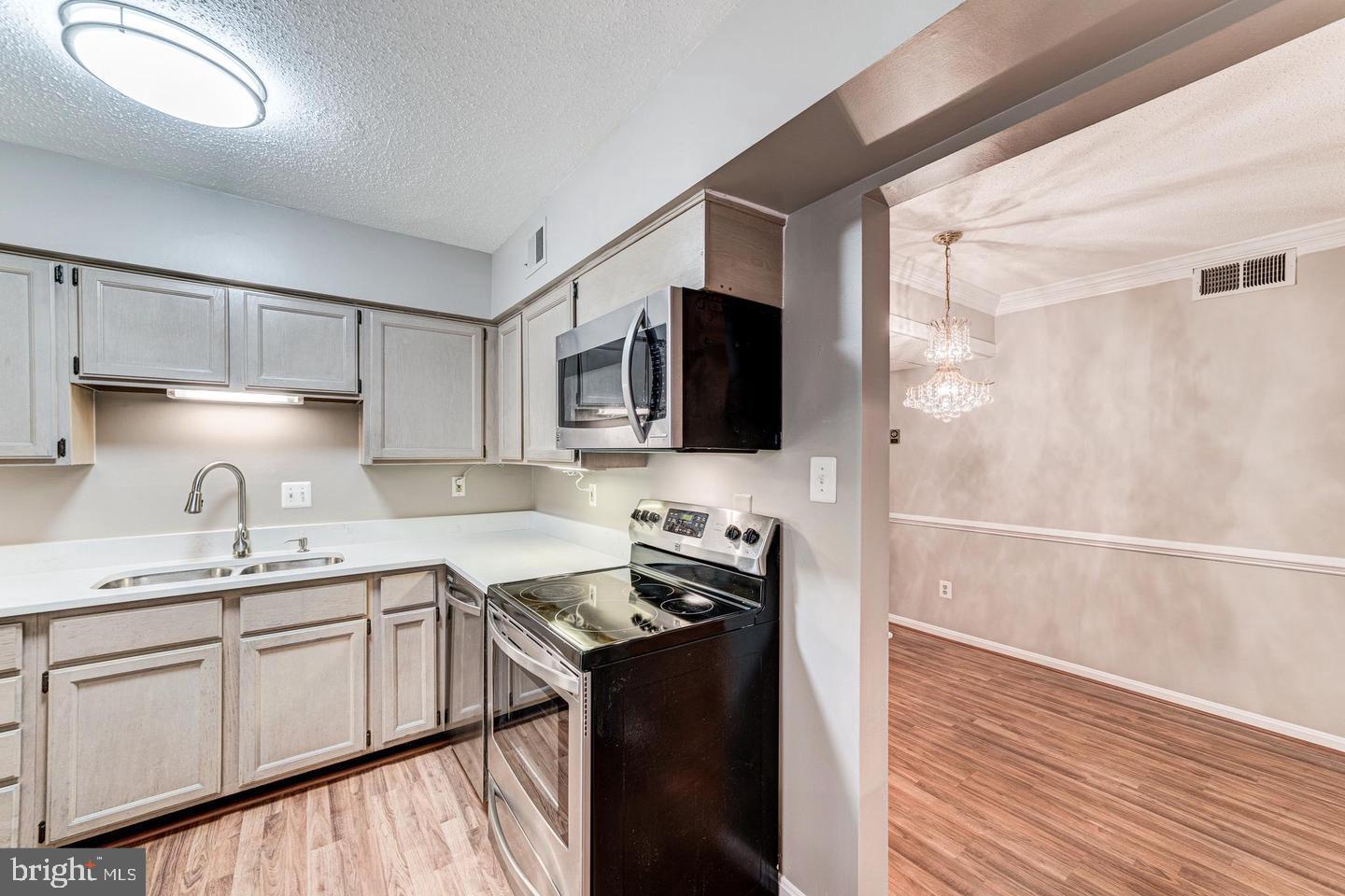 CHATEAUX CONDO - Residential Lease