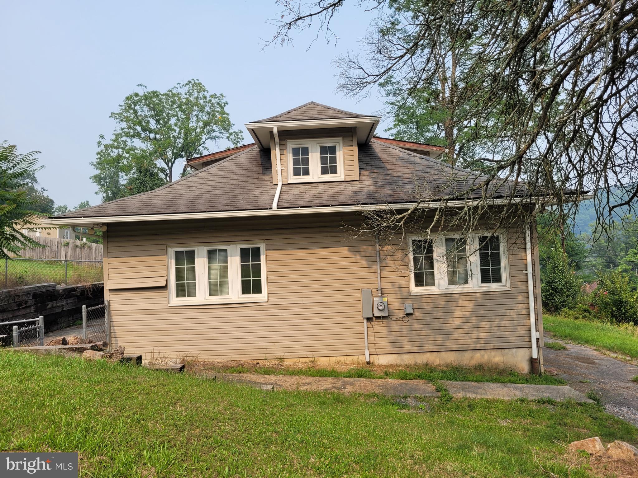 885 BRADDOCK ROAD