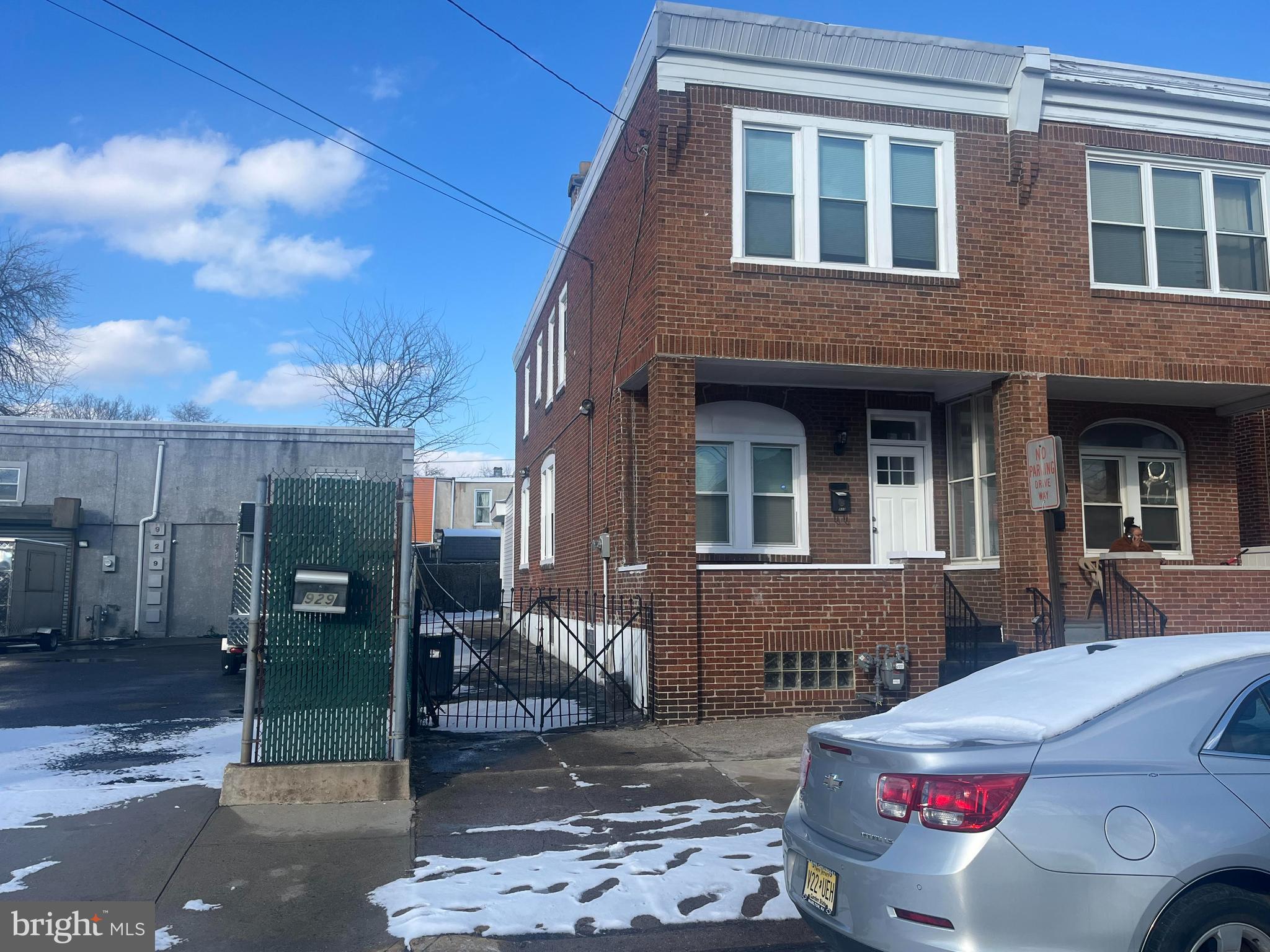 933 LANSDOWNE AVENUE