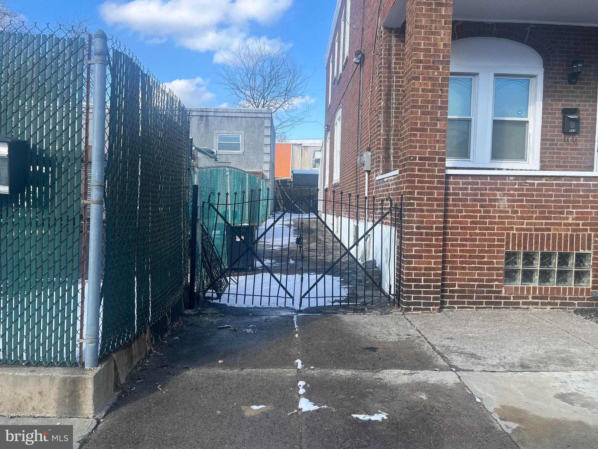 933 LANSDOWNE AVENUE