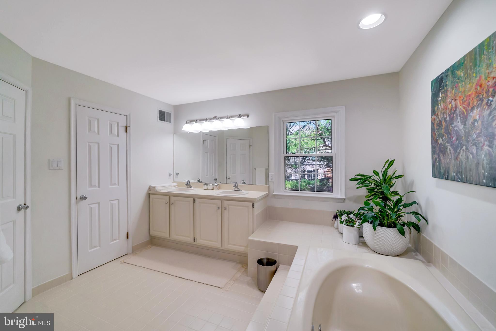 GWYNEDD HUNT - Residential