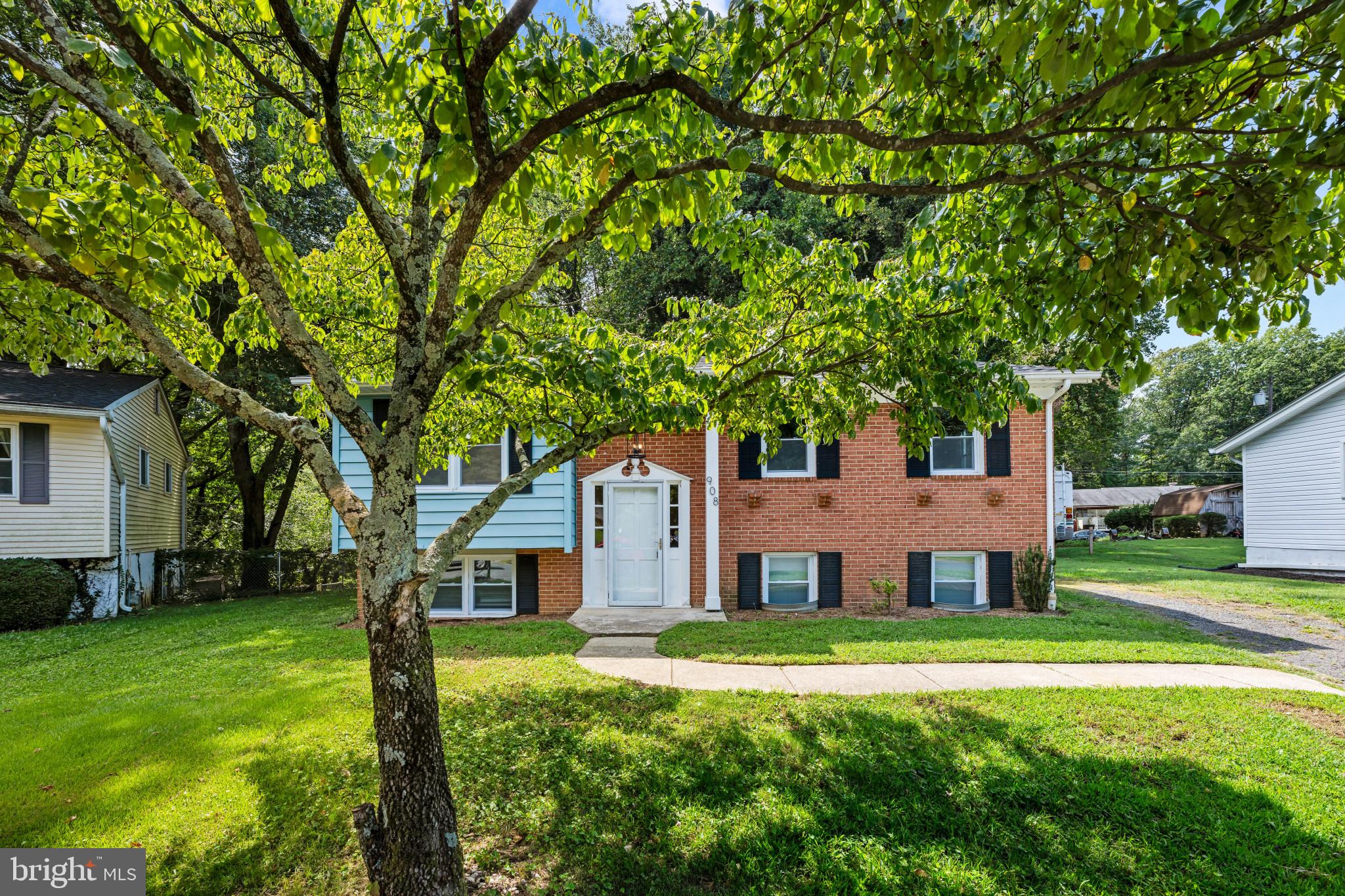 908 COUNTRY TERRACE
