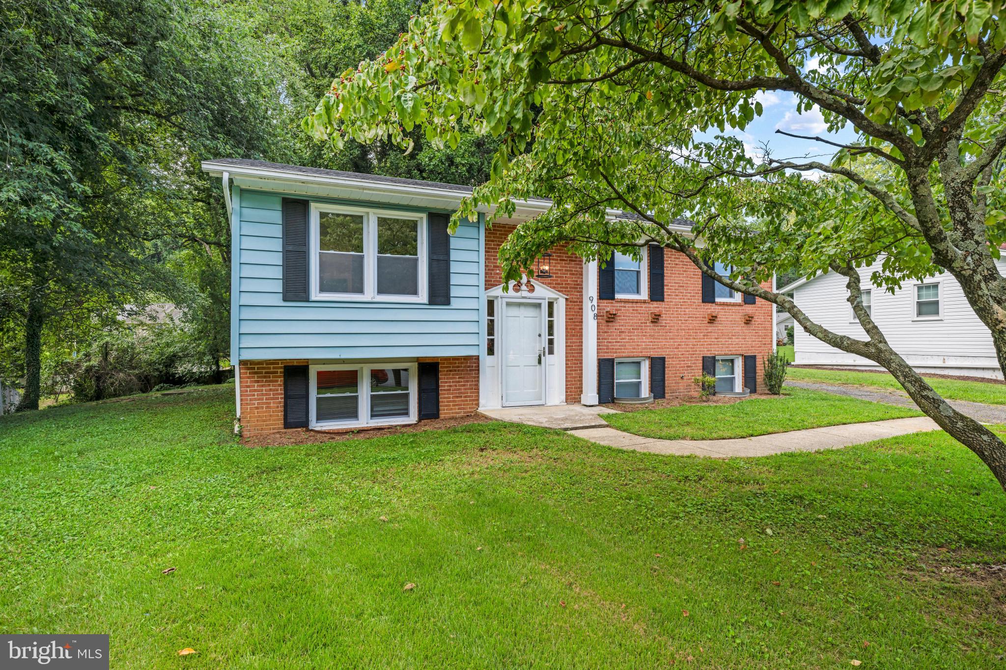 908 COUNTRY TERRACE