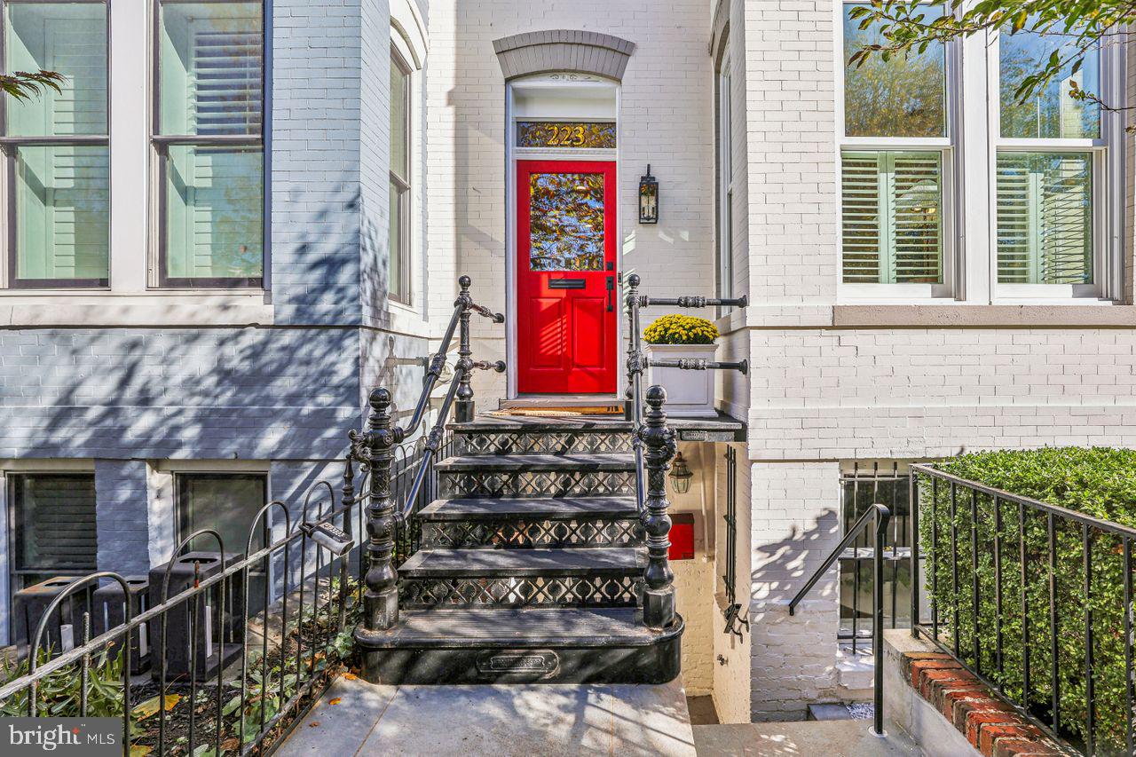 223 12TH STREET NE