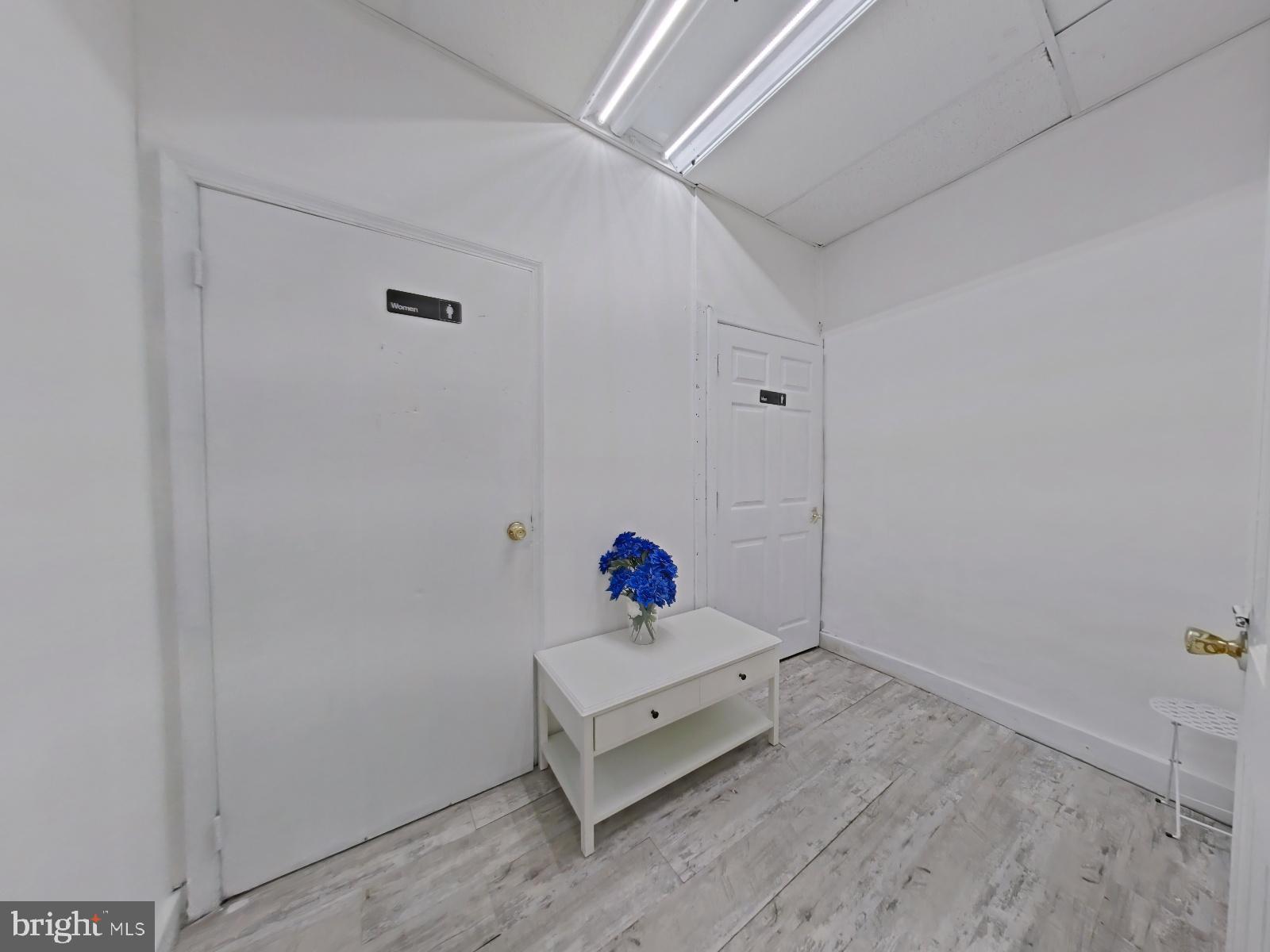 FRANKFORD - Commercial Sale