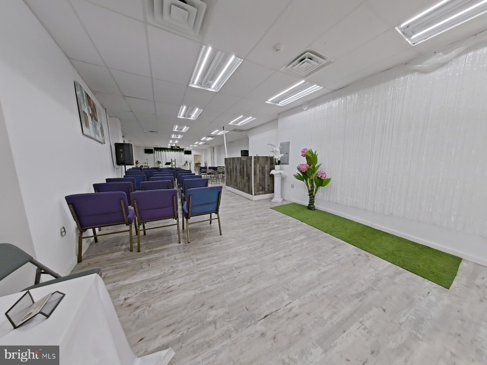 FRANKFORD - Commercial Sale