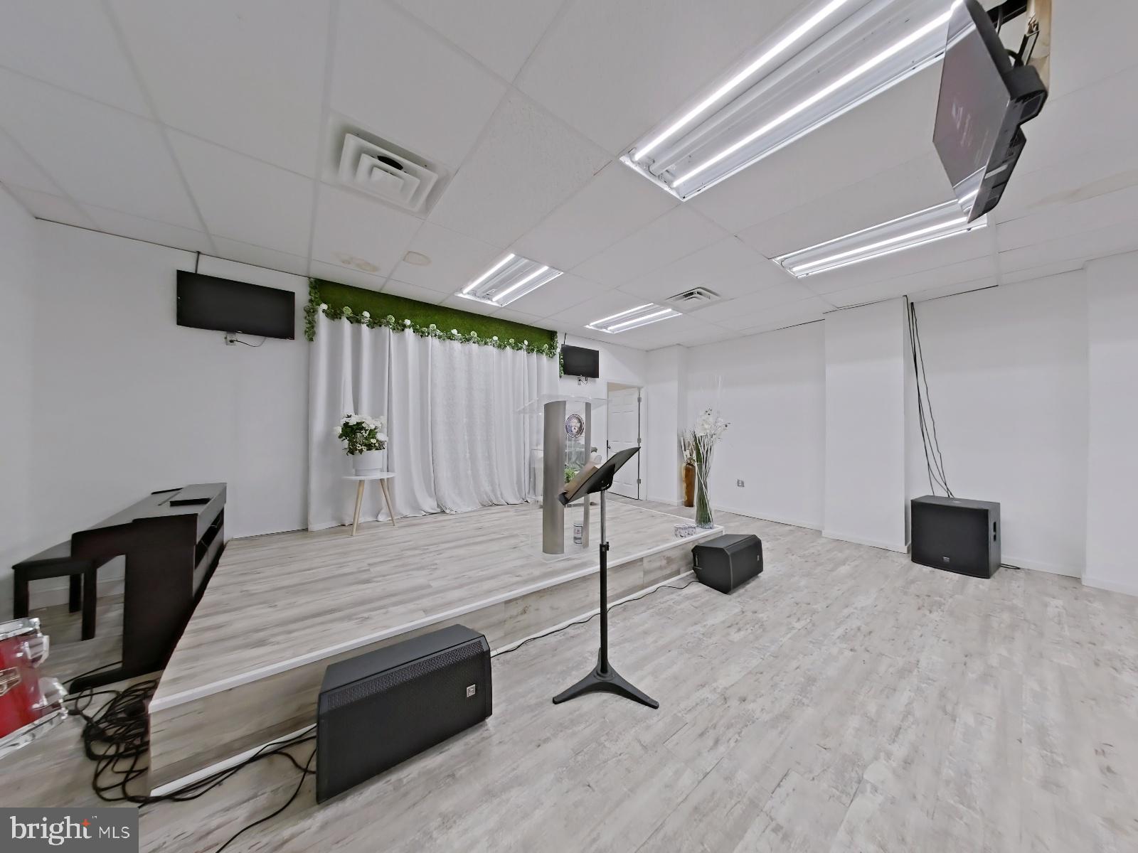 FRANKFORD - Commercial Sale