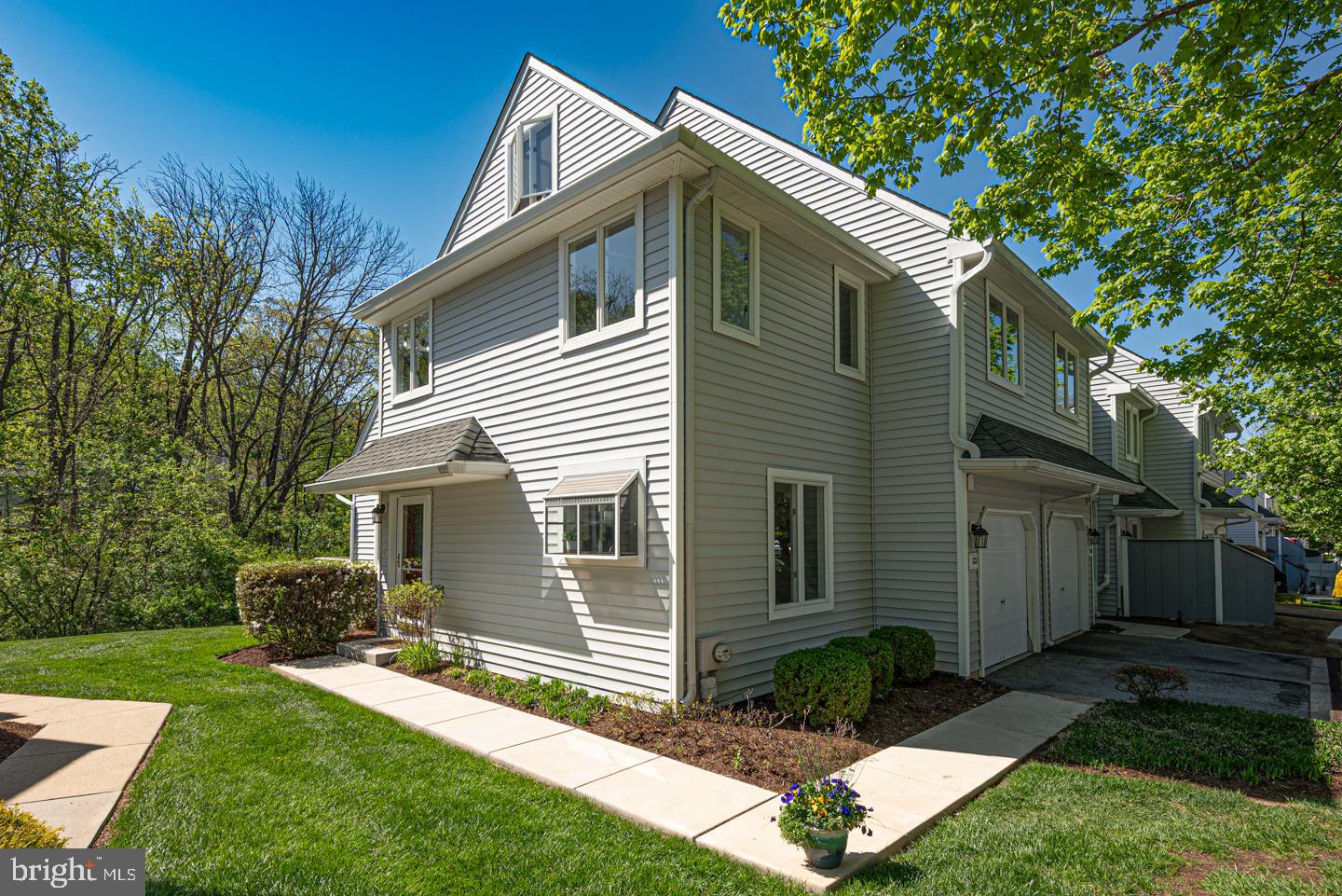 122 W THOMAS COURT