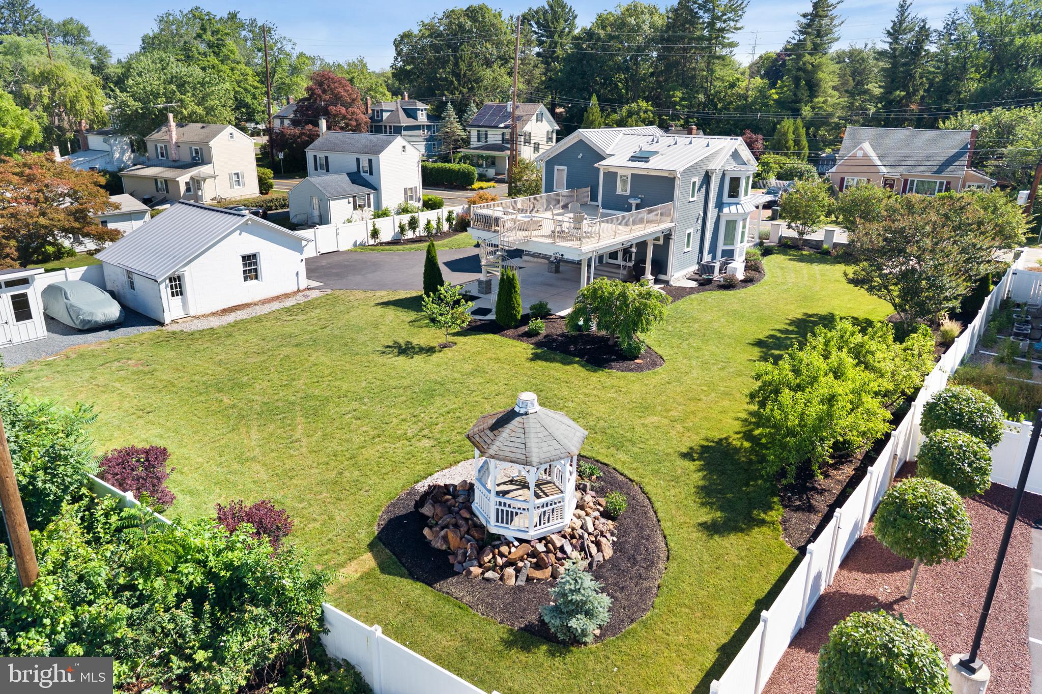 10 LAUREL AVENUE