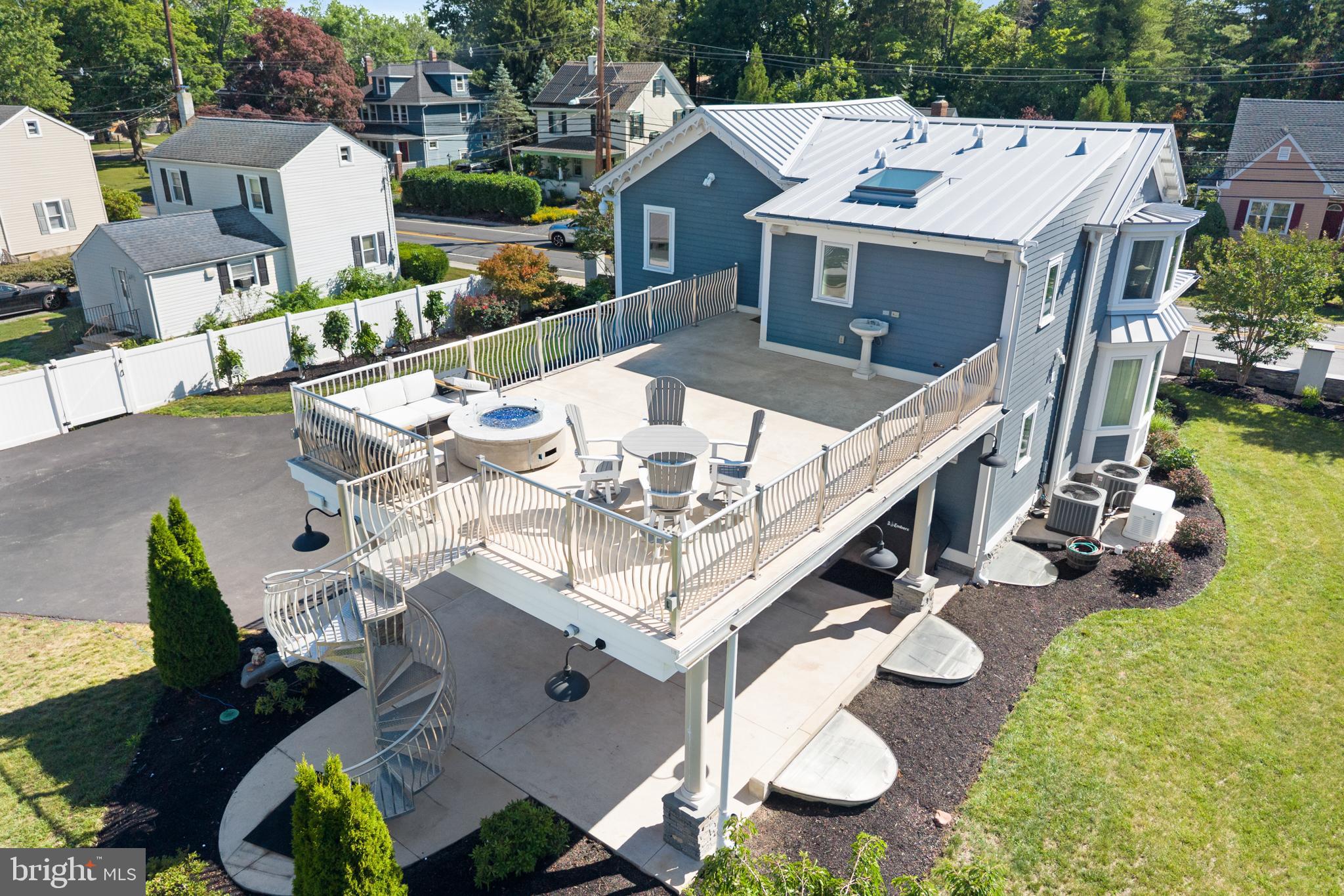 10 LAUREL AVENUE