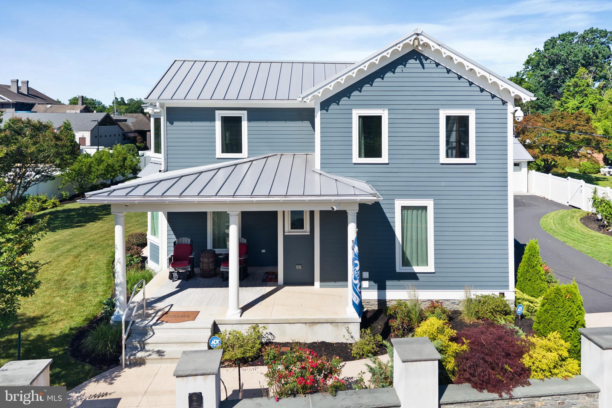 10 LAUREL AVENUE