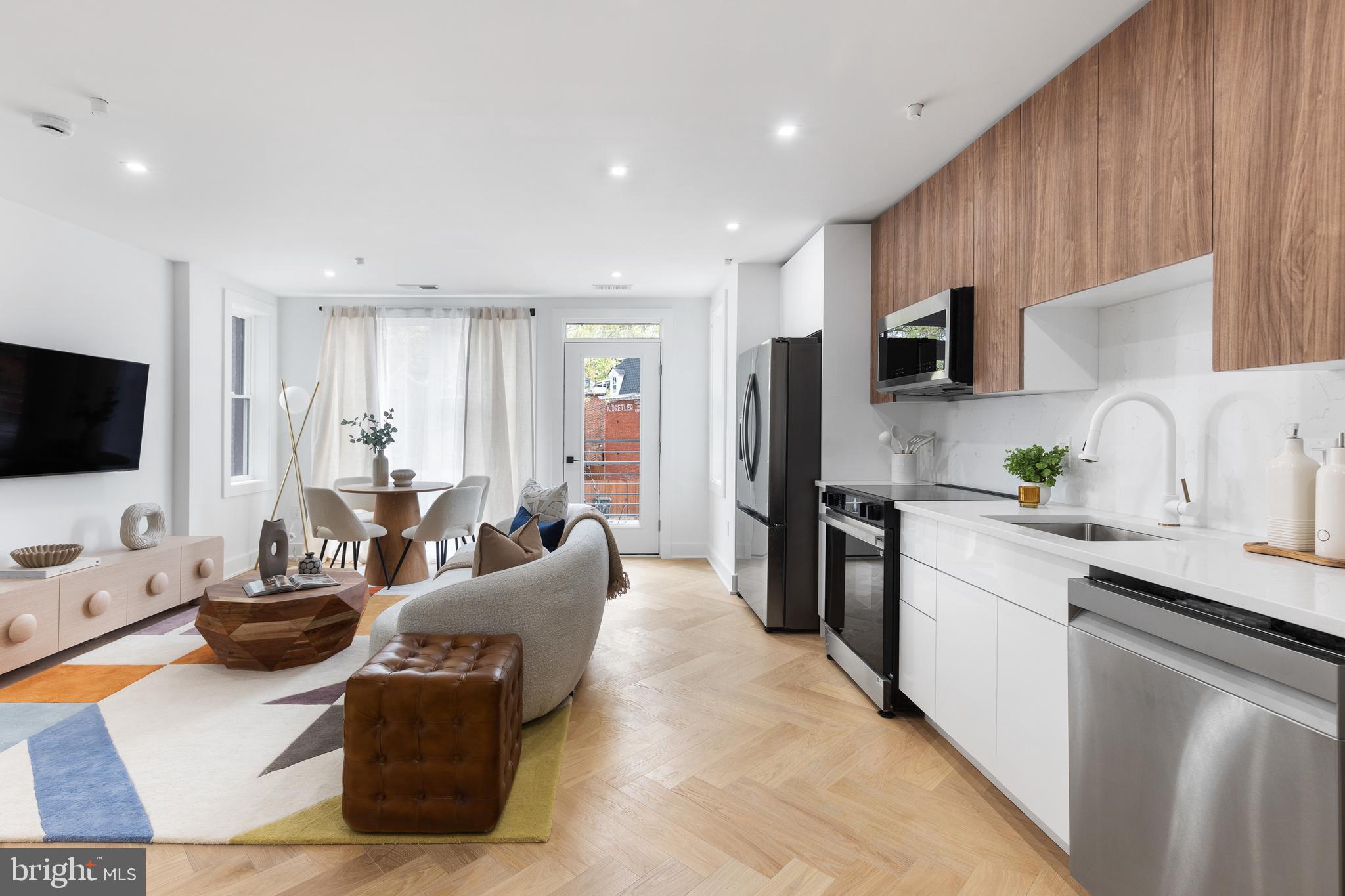 1124 FLORIDA NE 208