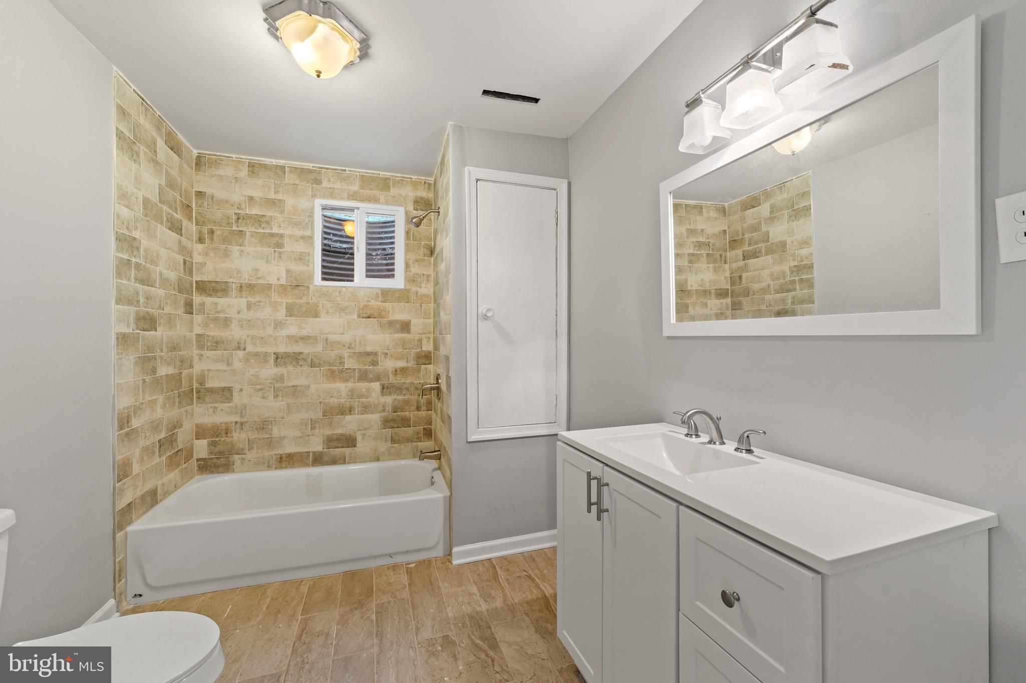 LAKE FRONT ROYAL - Residential