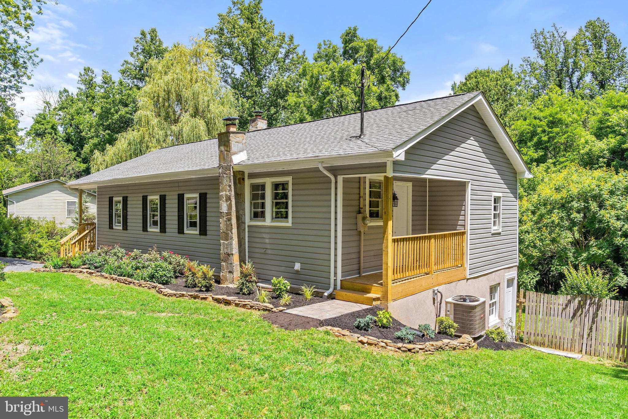 LAKE FRONT ROYAL - Residential