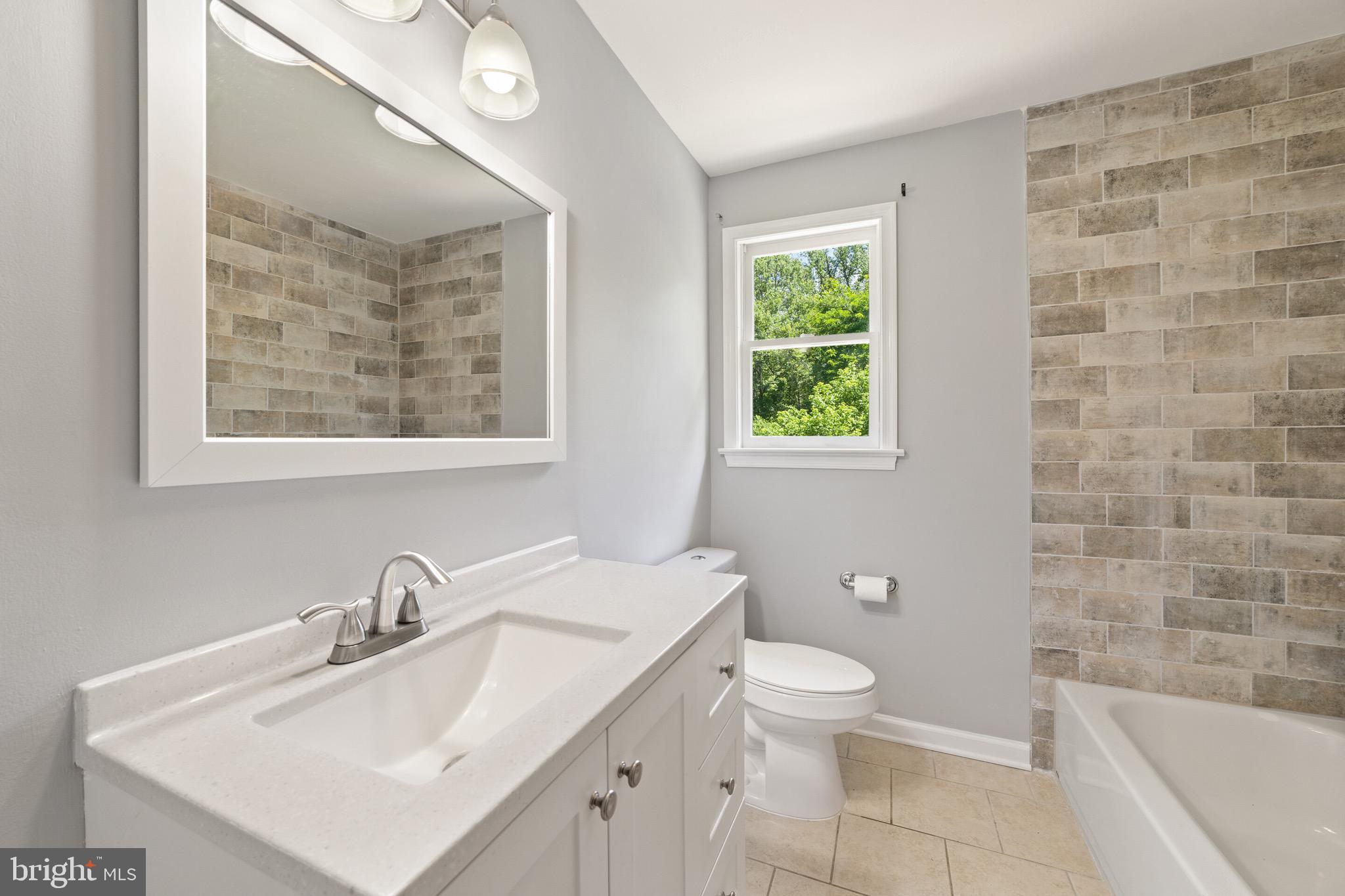 LAKE FRONT ROYAL - Residential