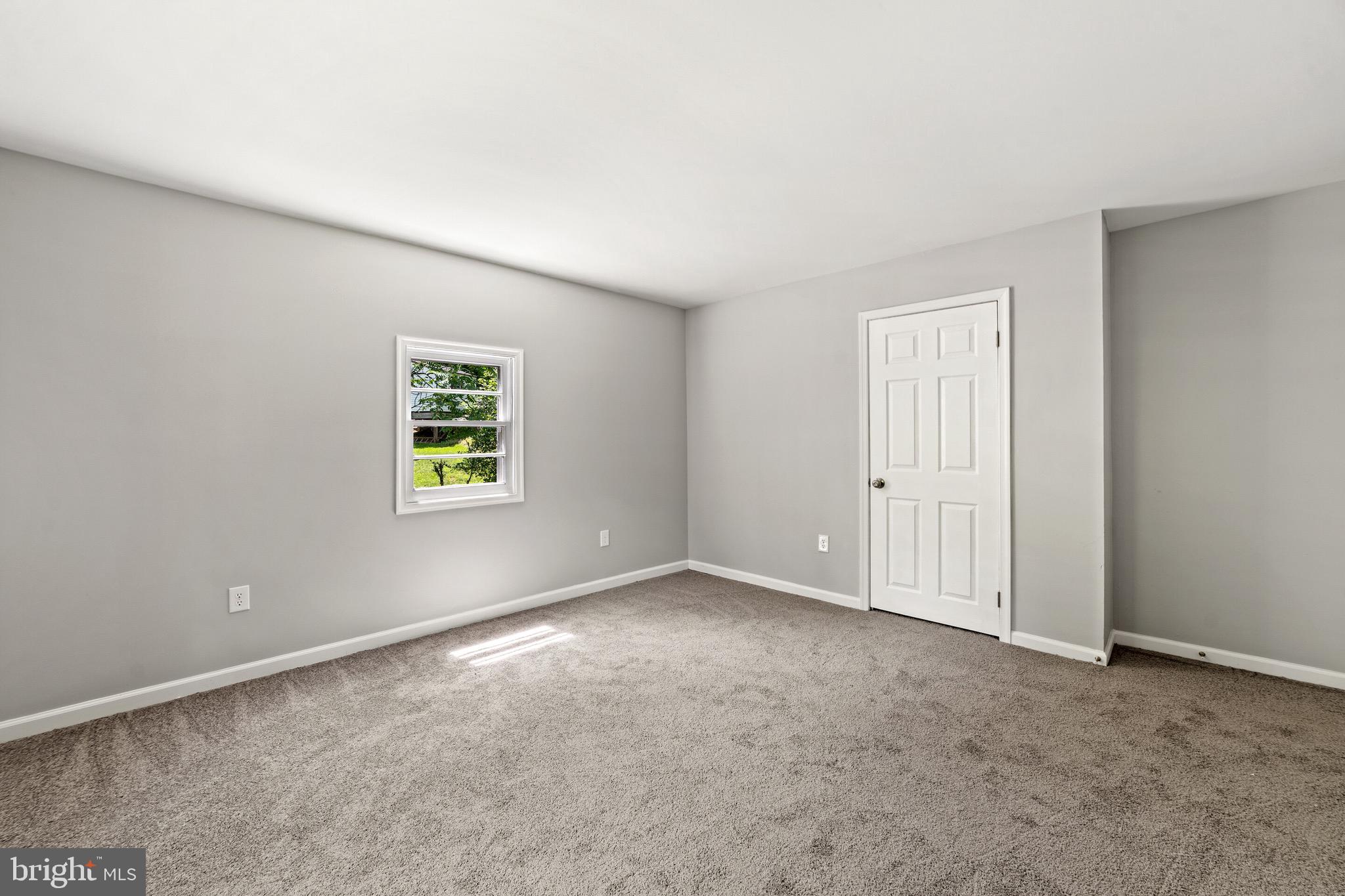 LAKE FRONT ROYAL - Residential