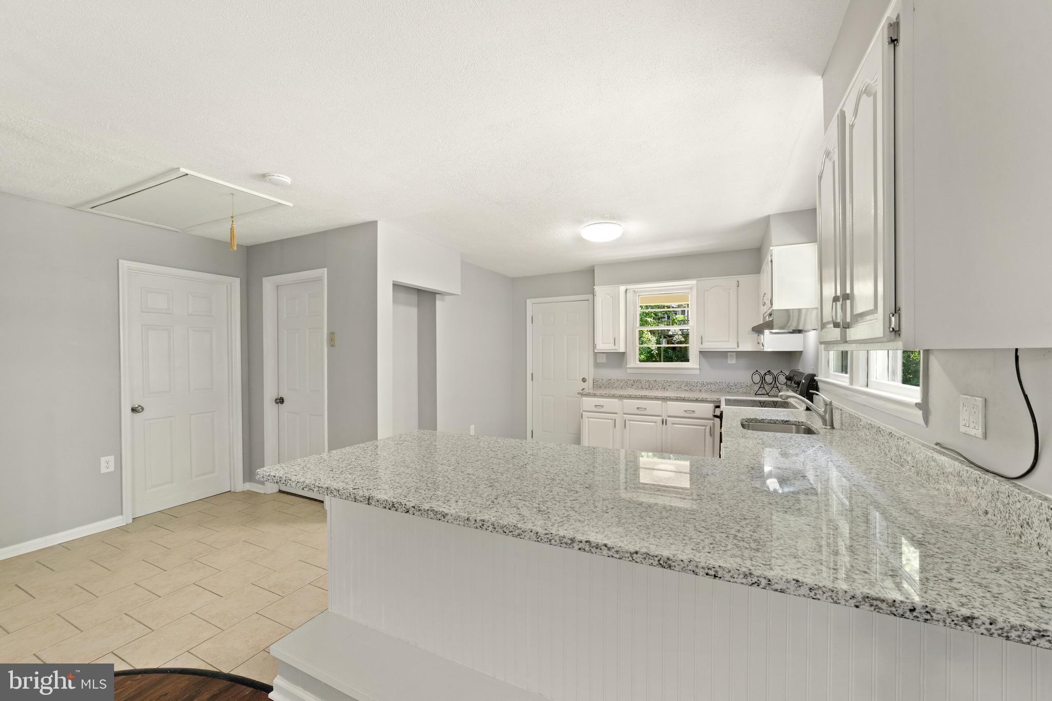 LAKE FRONT ROYAL - Residential