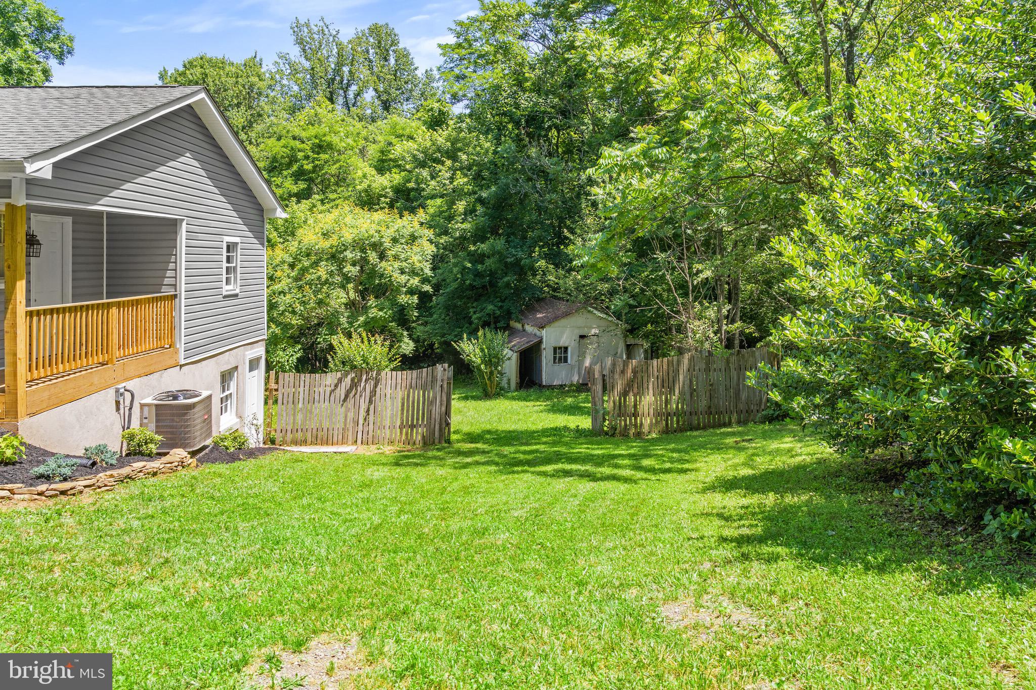 LAKE FRONT ROYAL - Residential