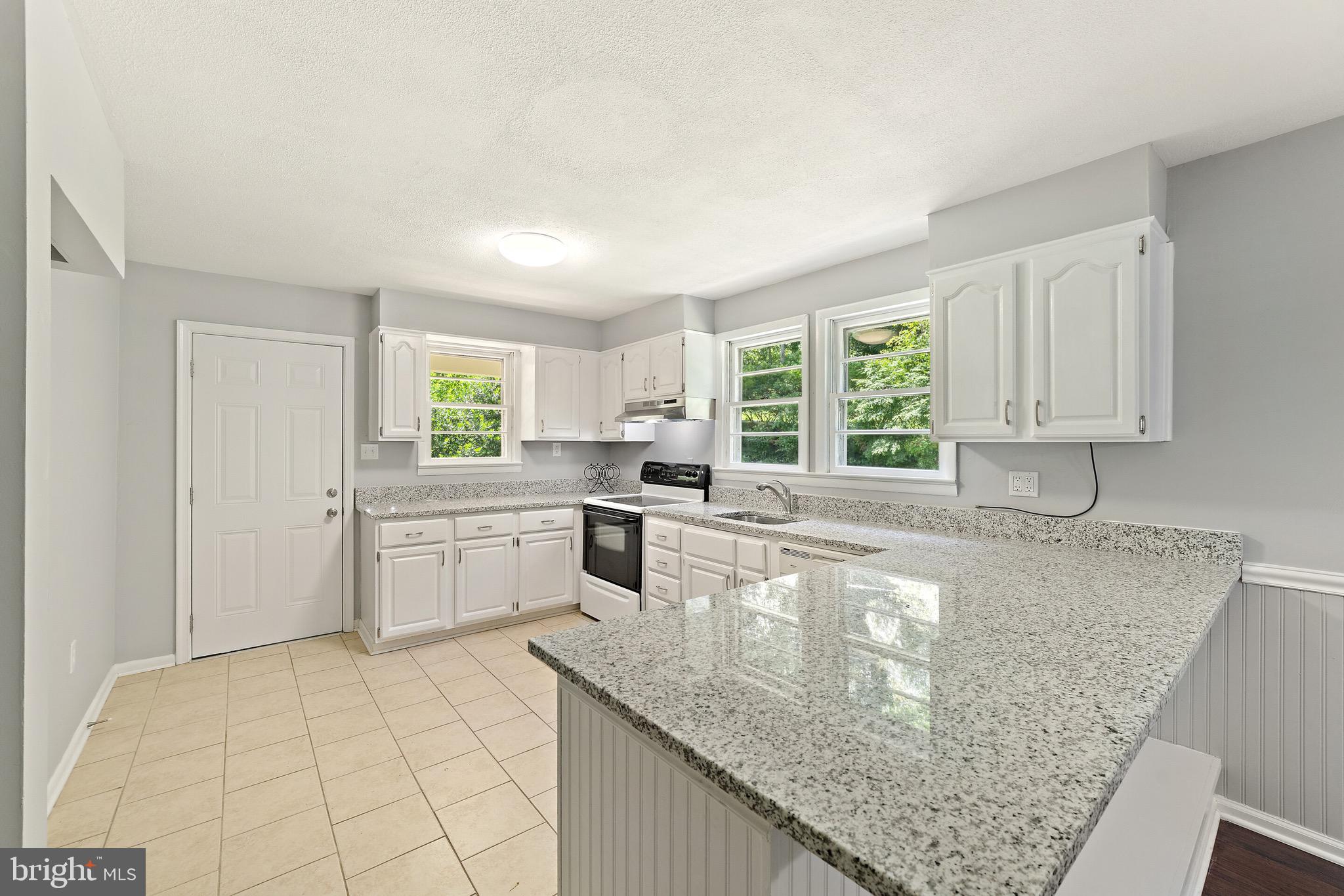 LAKE FRONT ROYAL - Residential