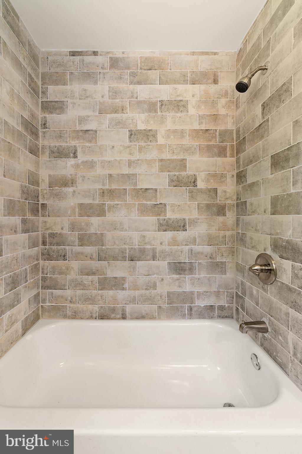 LAKE FRONT ROYAL - Residential