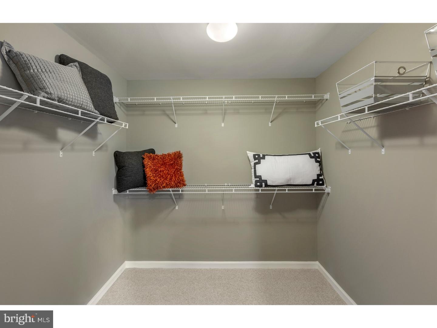 LINDEN HALL - Residential