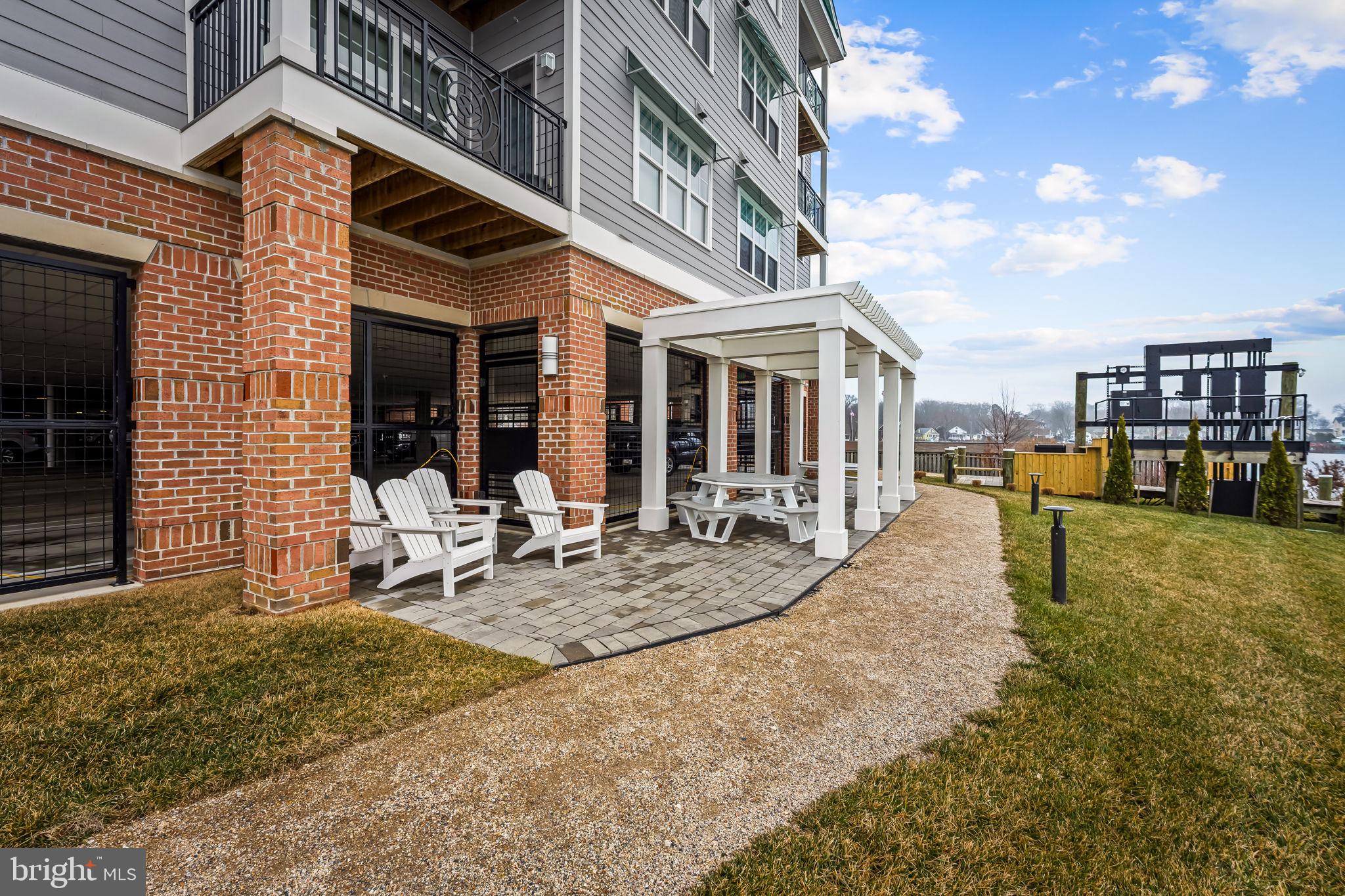 MIDDLE RIVER - Residential