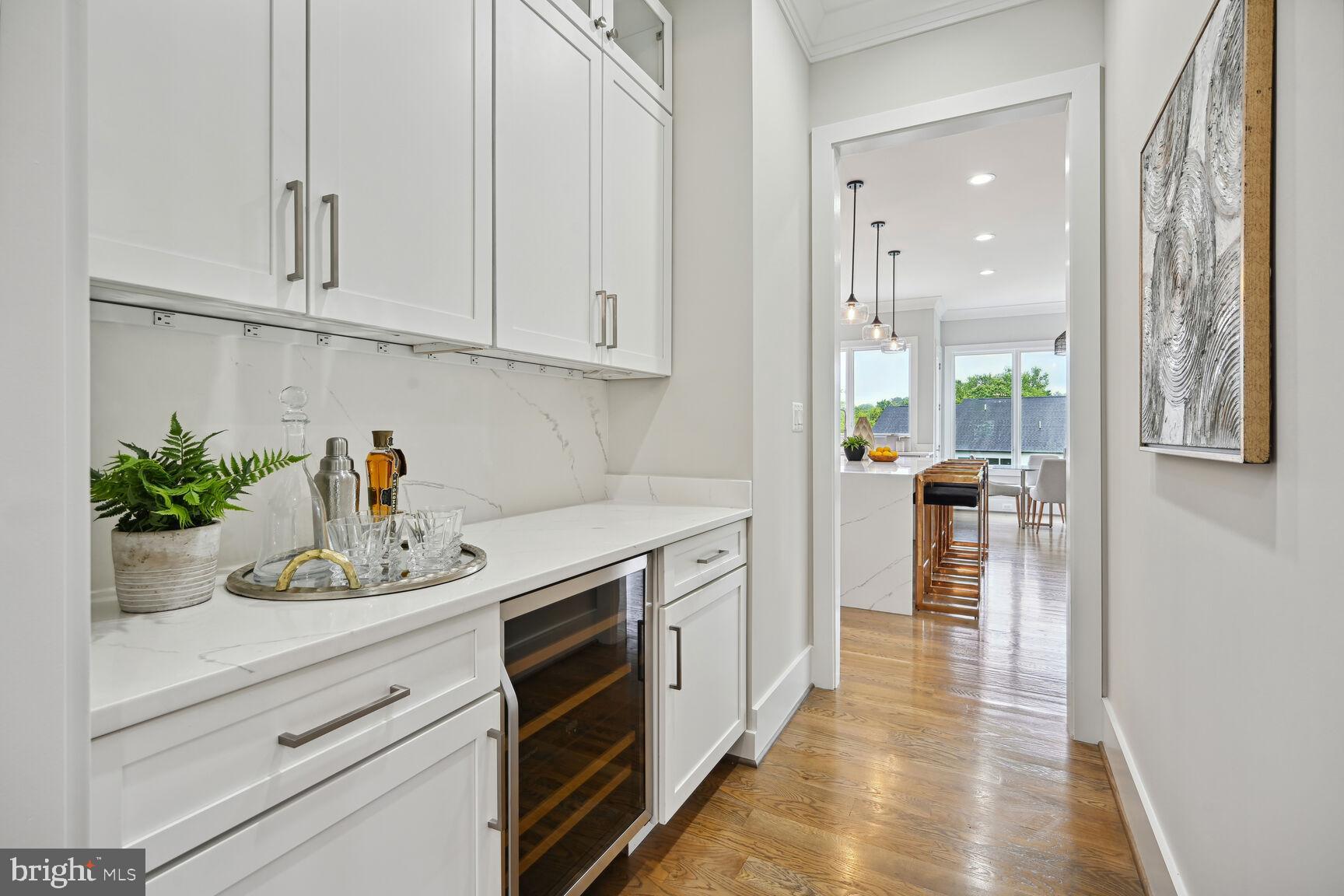 MCLEAN MANOR - Residential