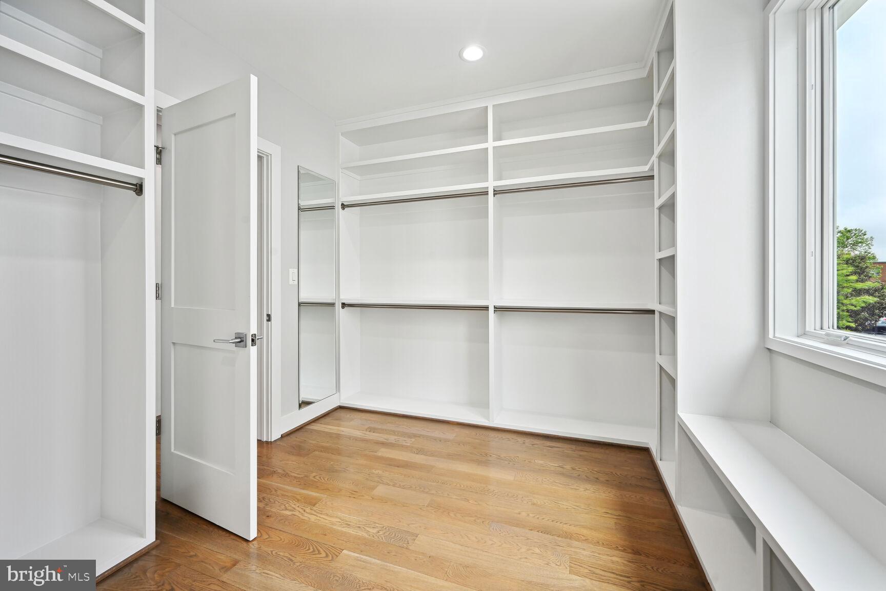 MCLEAN MANOR - Residential