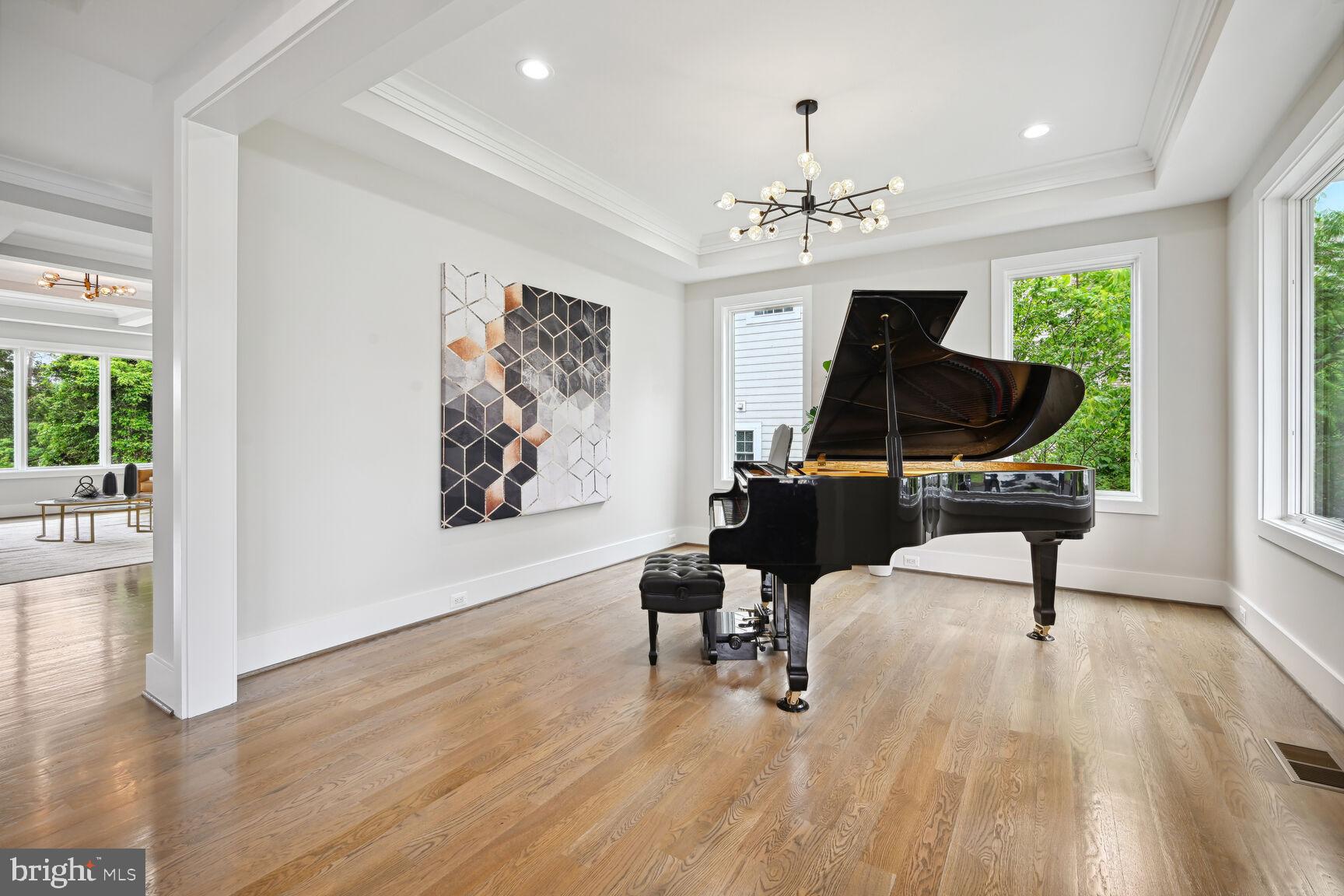 MCLEAN MANOR - Residential