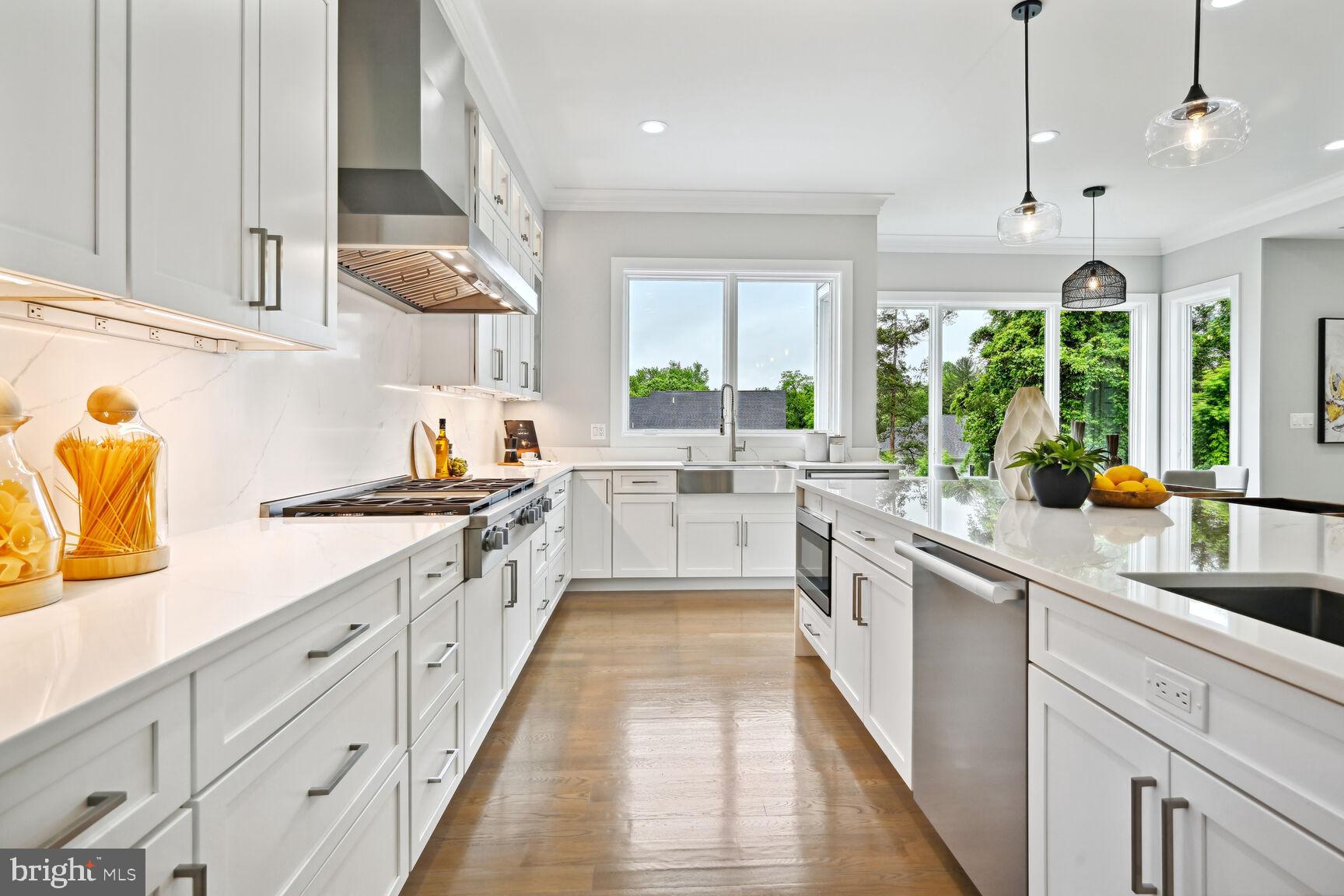 MCLEAN MANOR - Residential