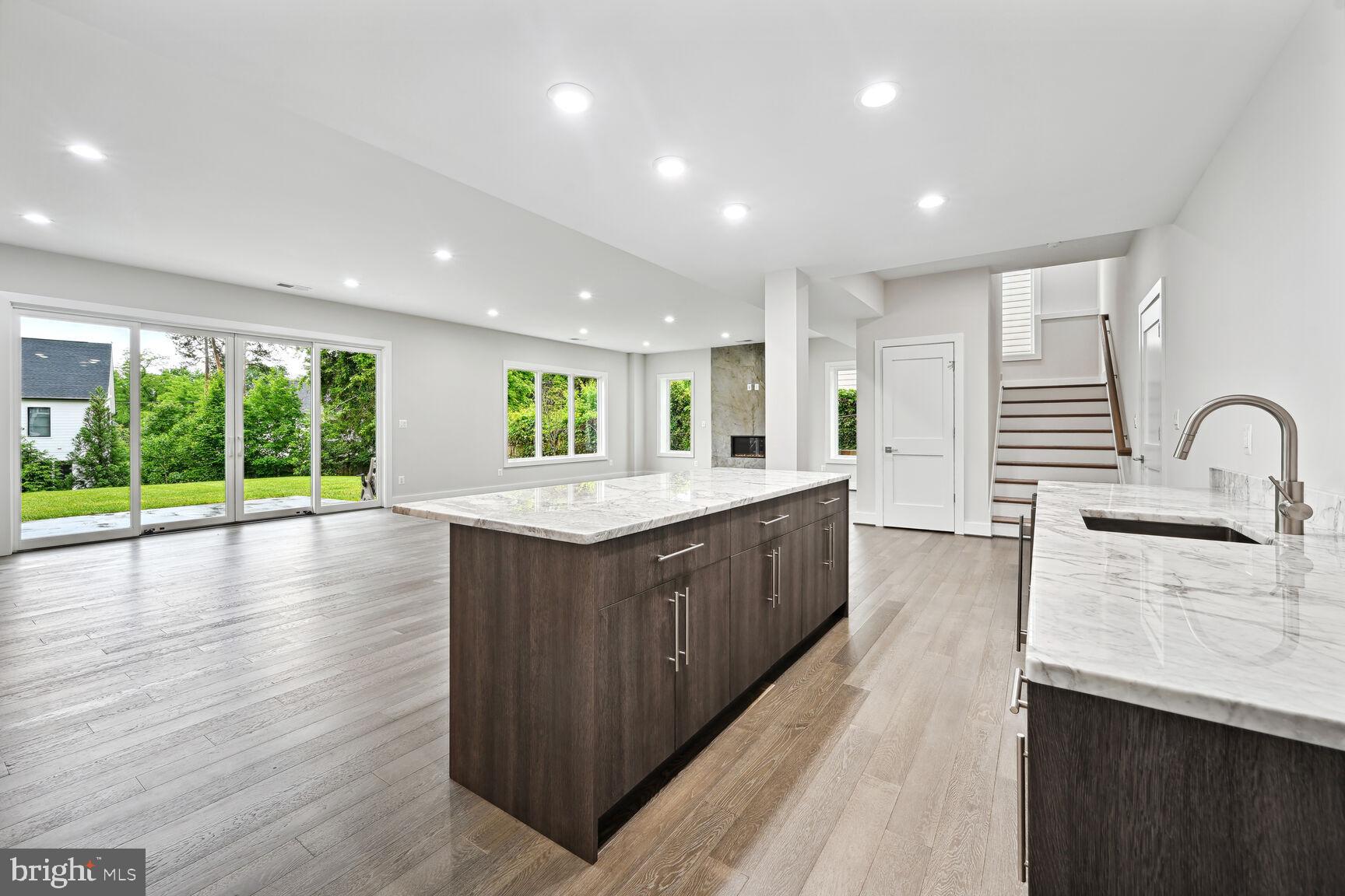 MCLEAN MANOR - Residential