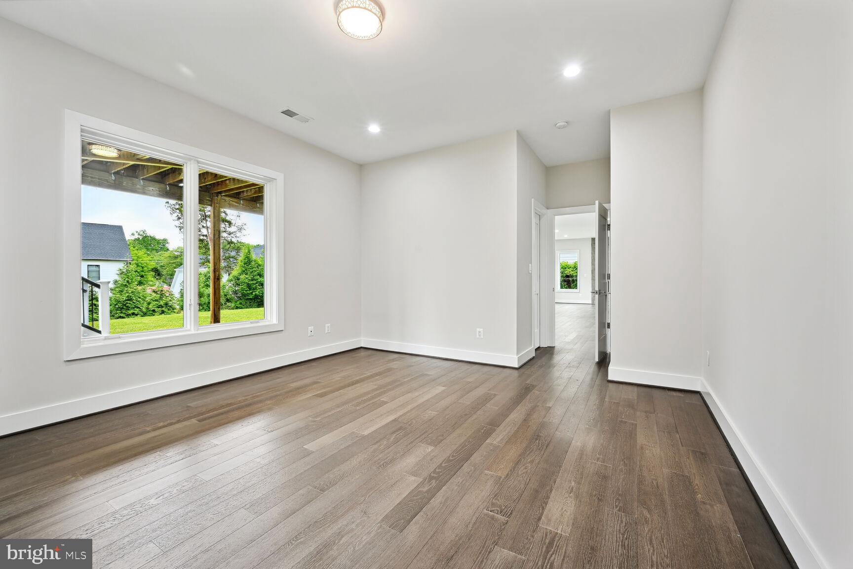 MCLEAN MANOR - Residential