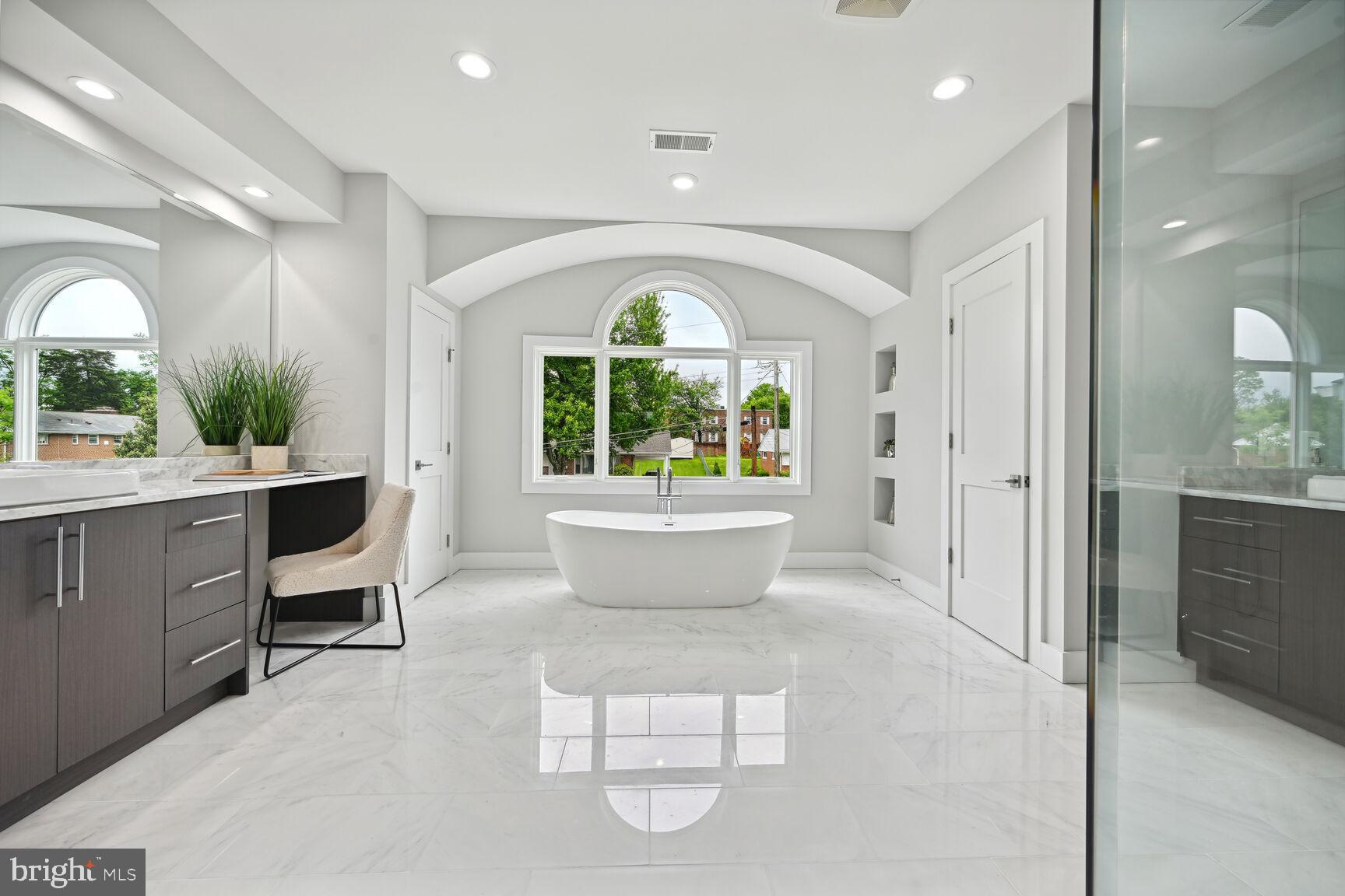 MCLEAN MANOR - Residential