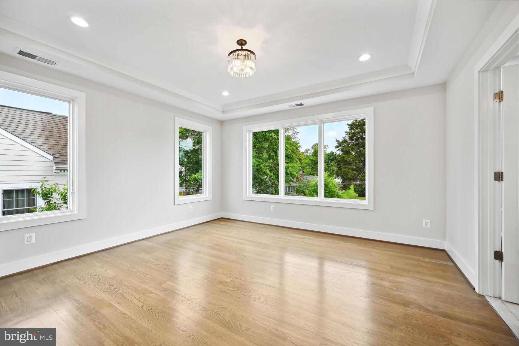 MCLEAN MANOR - Residential